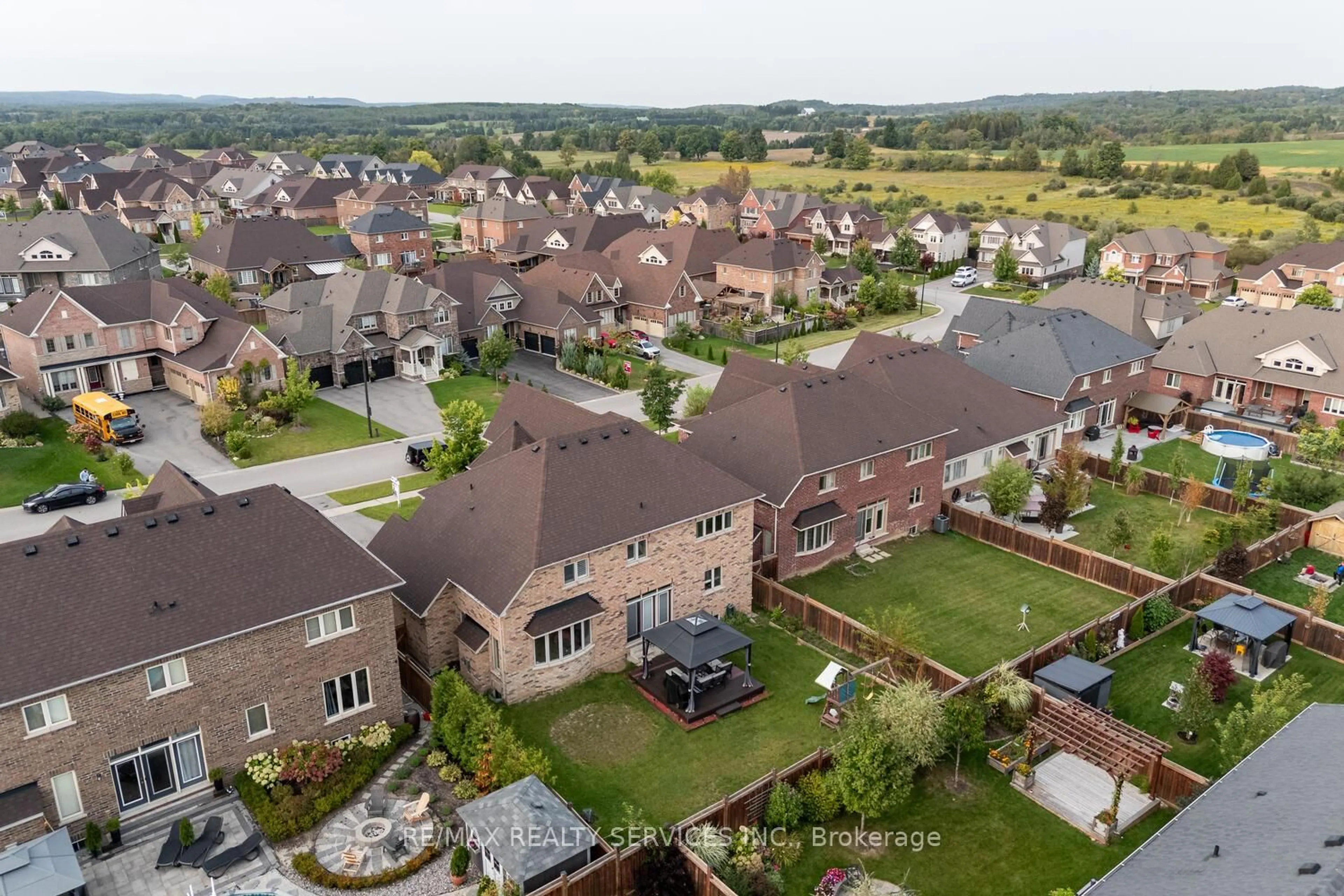 A pic from outside/outdoor area/front of a property/back of a property/a pic from drone, street for 28 Stonegate Ave, Mono Ontario L9W 6X1