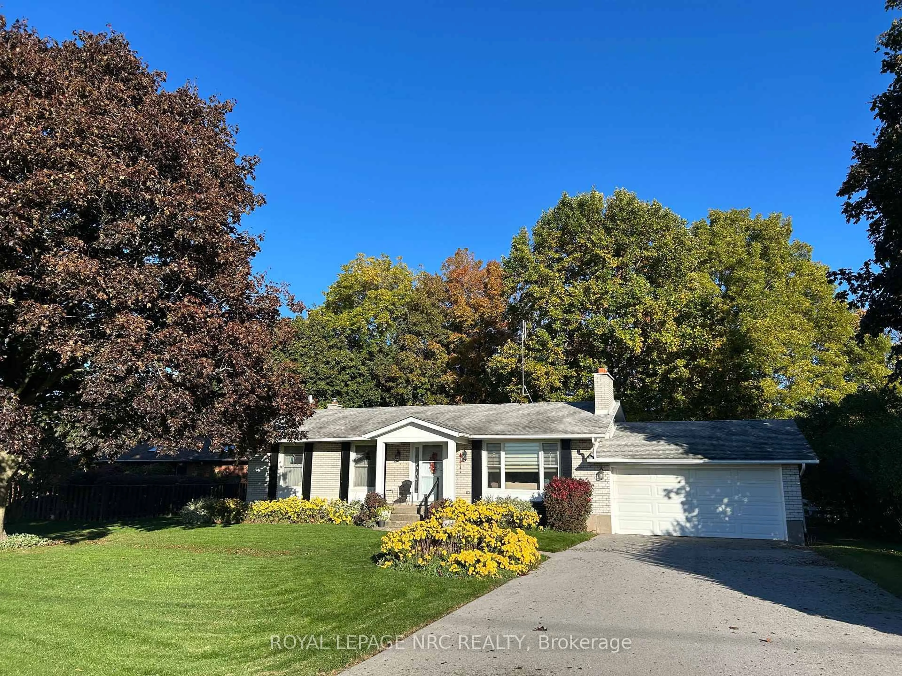 A pic from outside/outdoor area/front of a property/back of a property/a pic from drone, street for 4271 13th St, Lincoln Ontario L0R 1S0