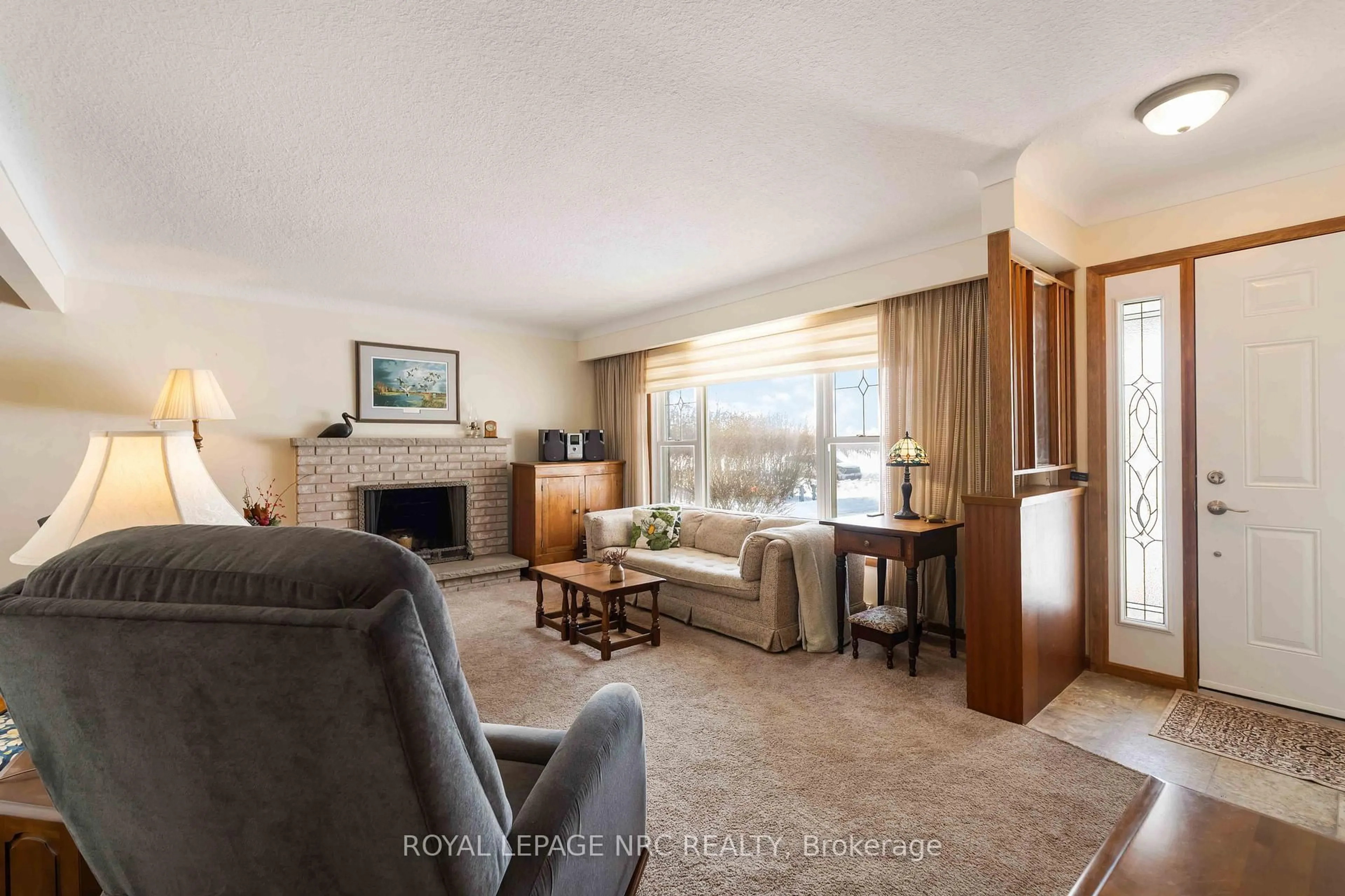 Living room with furniture, unknown for 4271 13th St, Lincoln Ontario L0R 1S0