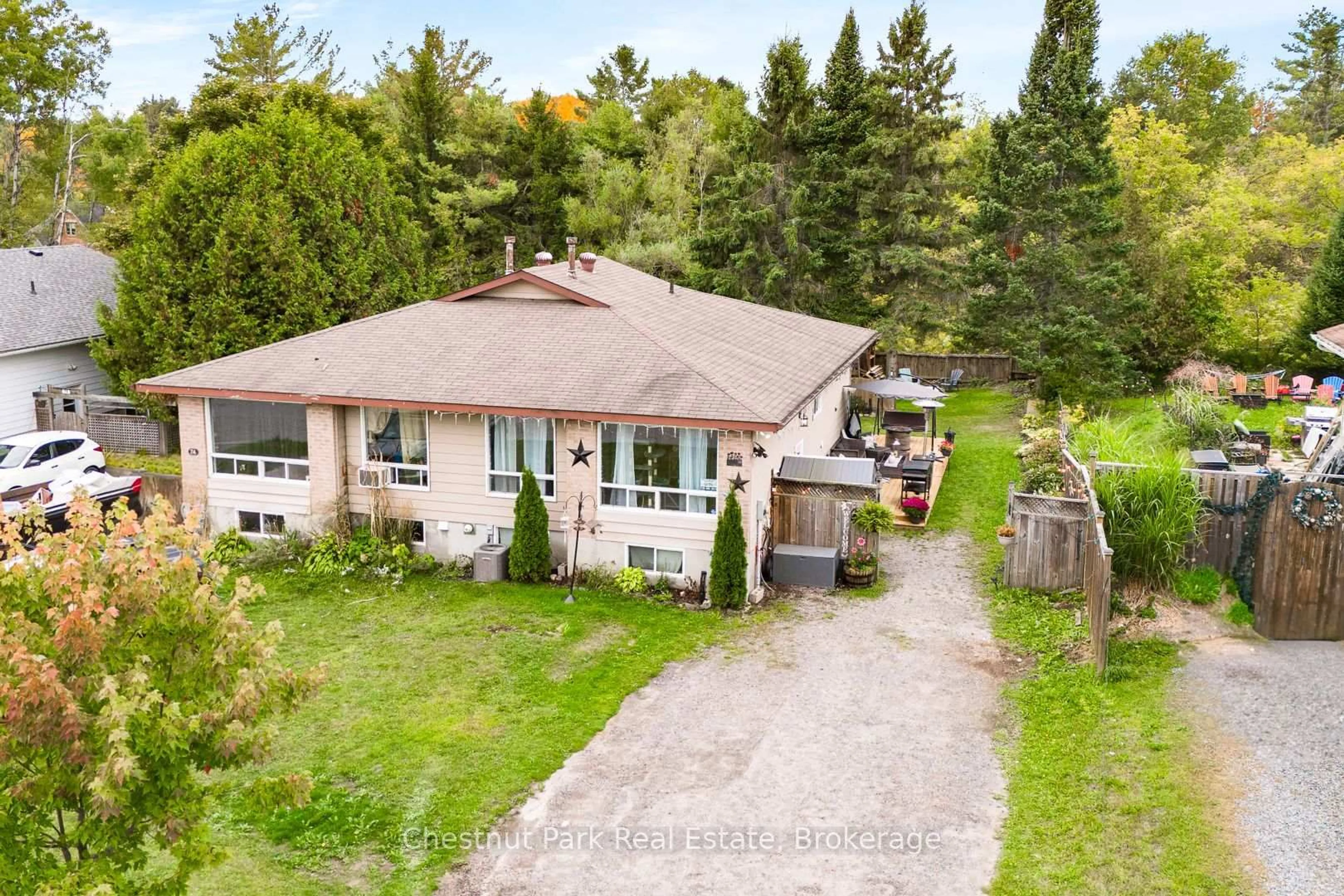A pic from outside/outdoor area/front of a property/back of a property/a pic from drone, unknown for 70 Milton St, Bracebridge Ontario P1L 1G9