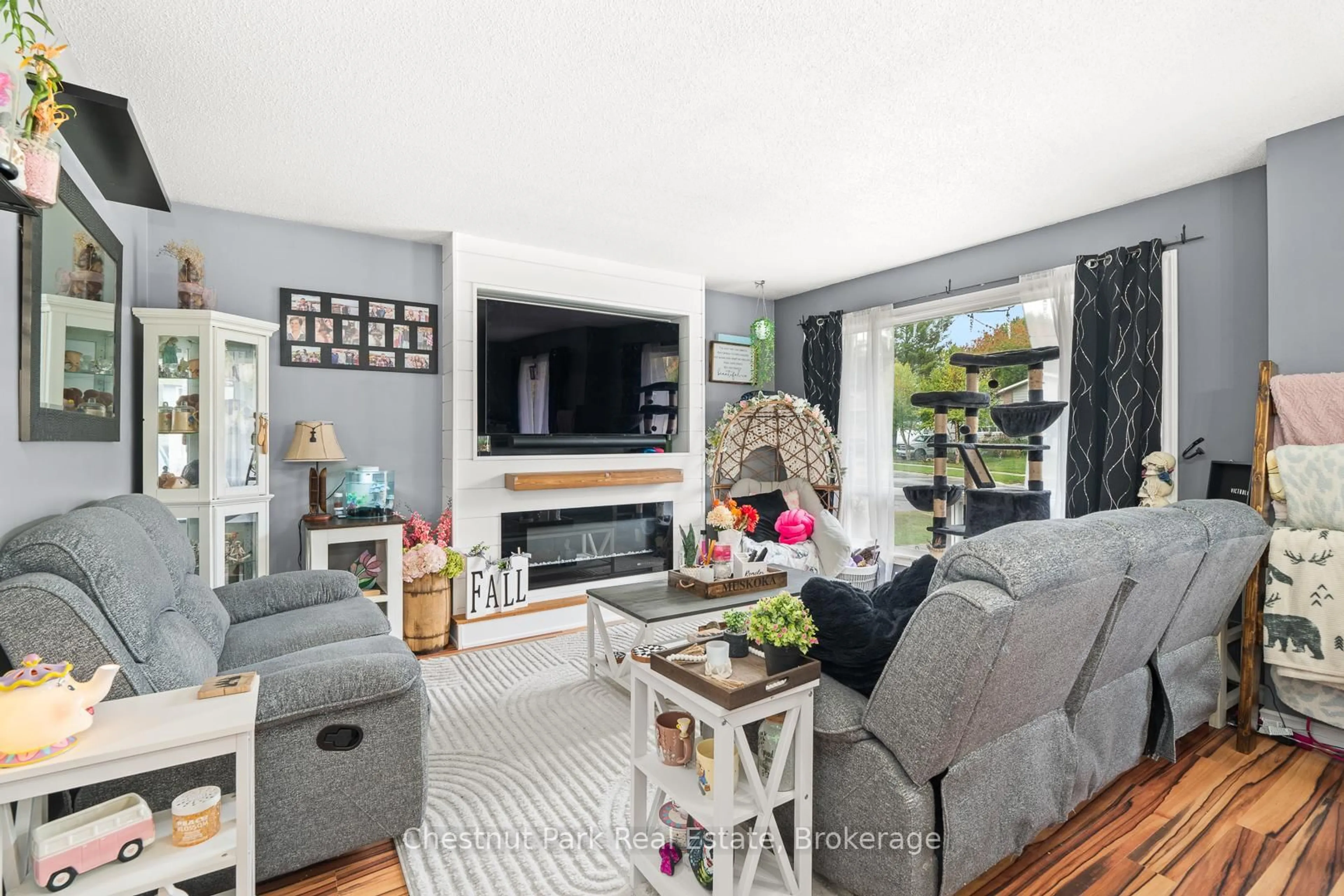 Living room with furniture, unknown for 70 Milton St, Bracebridge Ontario P1L 1G9