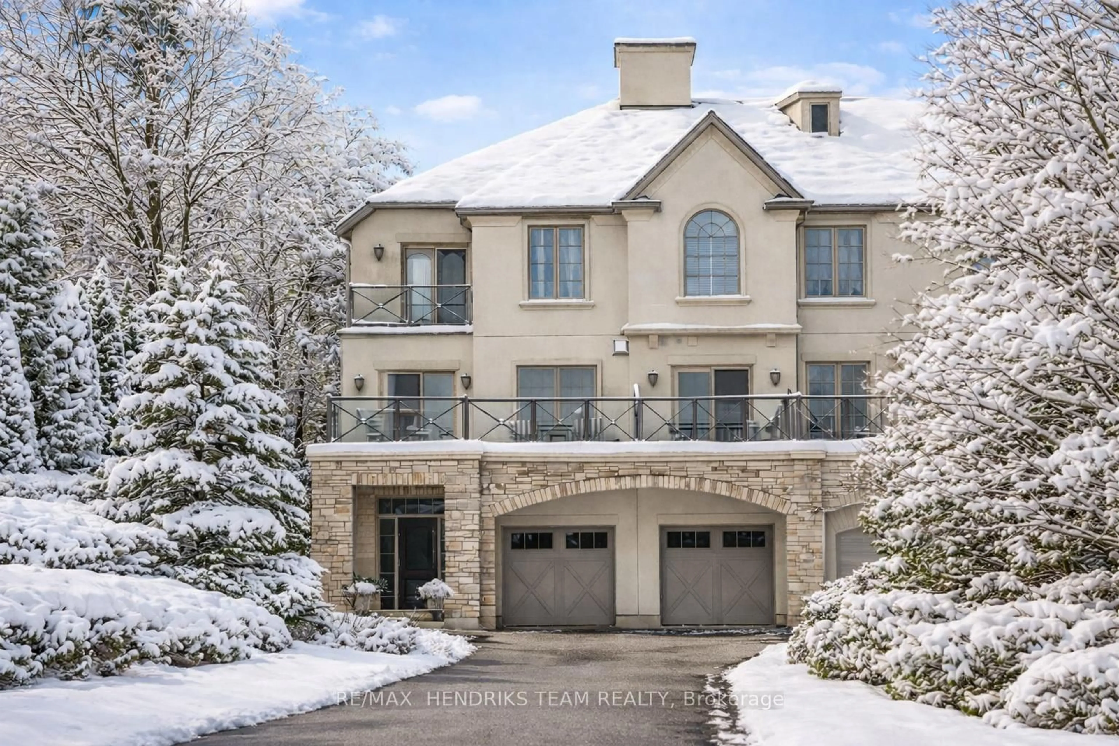 Home with brick exterior material, street for 19 Lake St #20, Grimsby Ontario L3M 0C3