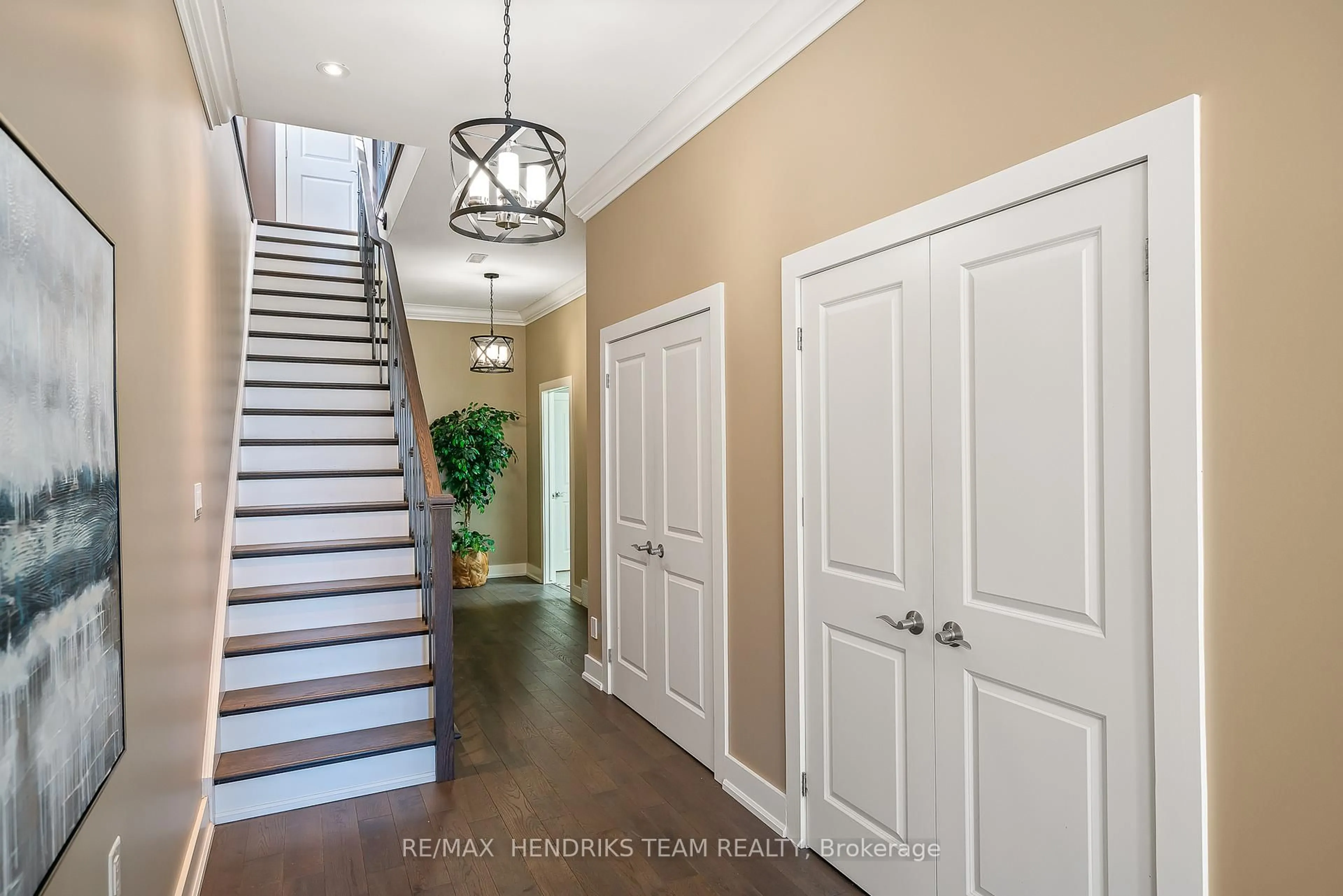 Indoor entryway for 19 Lake St #20, Grimsby Ontario L3M 0C3