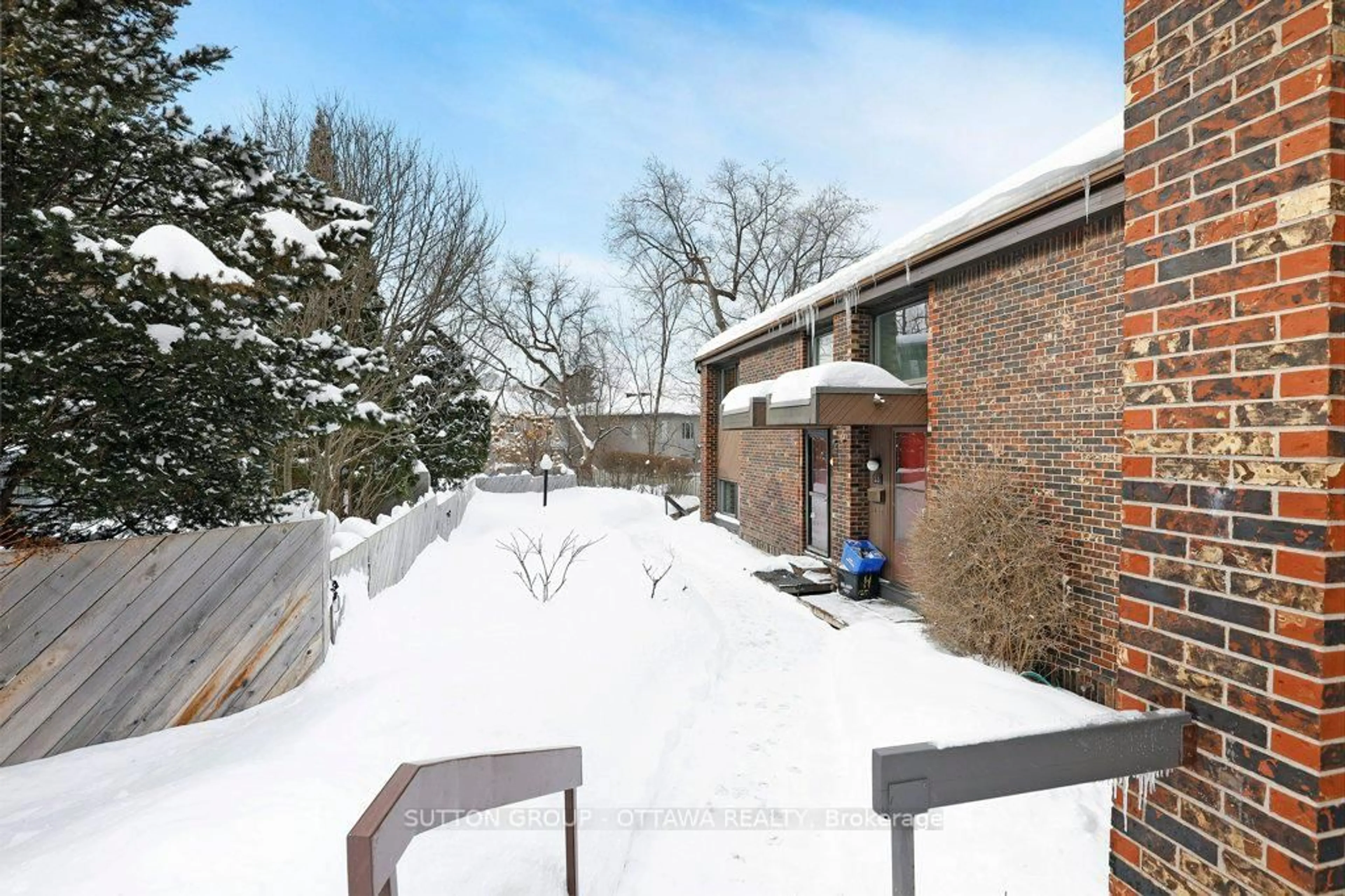 A pic from outside/outdoor area/front of a property/back of a property/a pic from drone, street for 121 Buell St #60, Ottawa Ontario K1Z 7E7