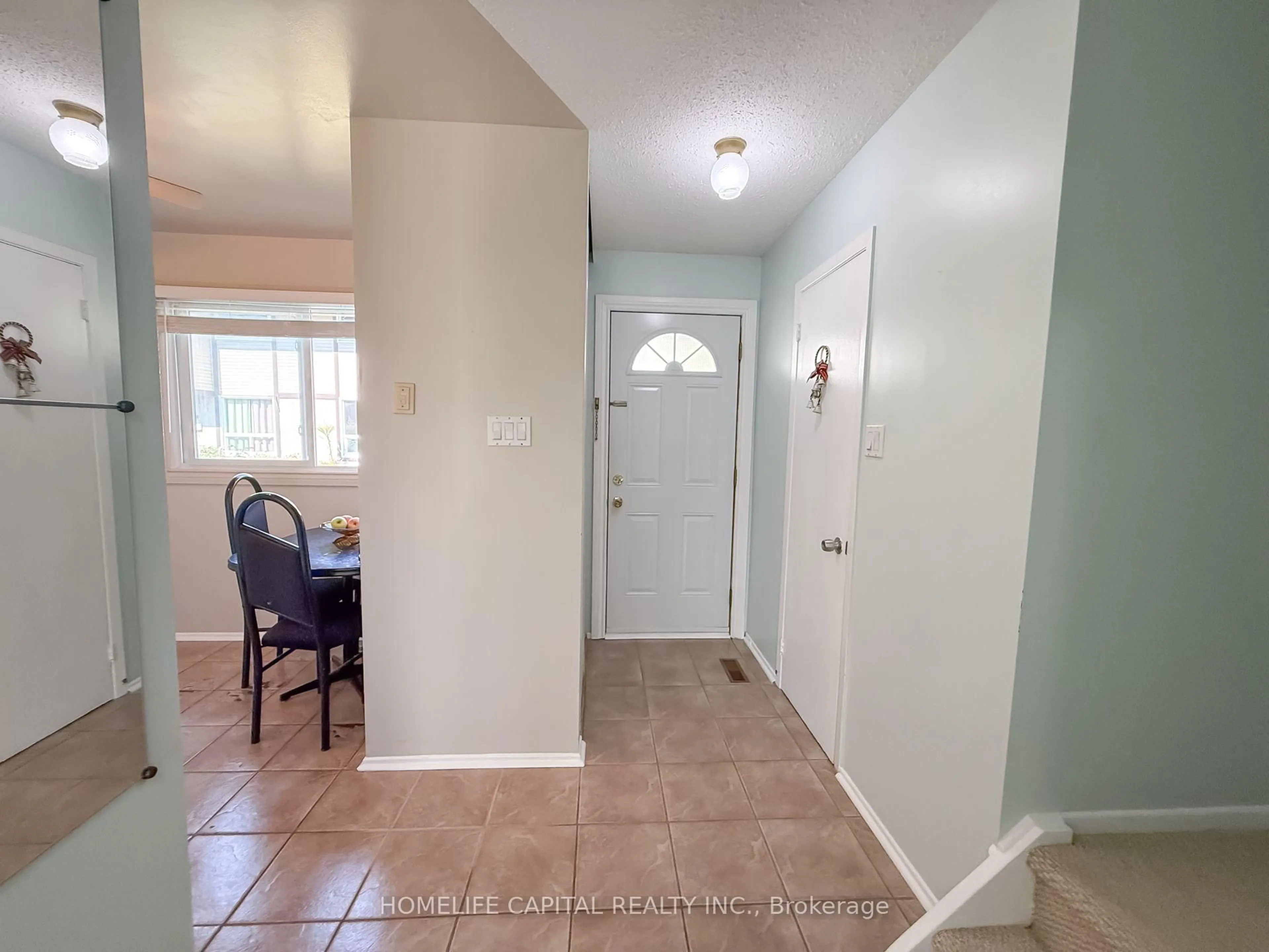 Indoor entryway for 2570 Southvale Cres #64, Ottawa Ontario K1B 5B7