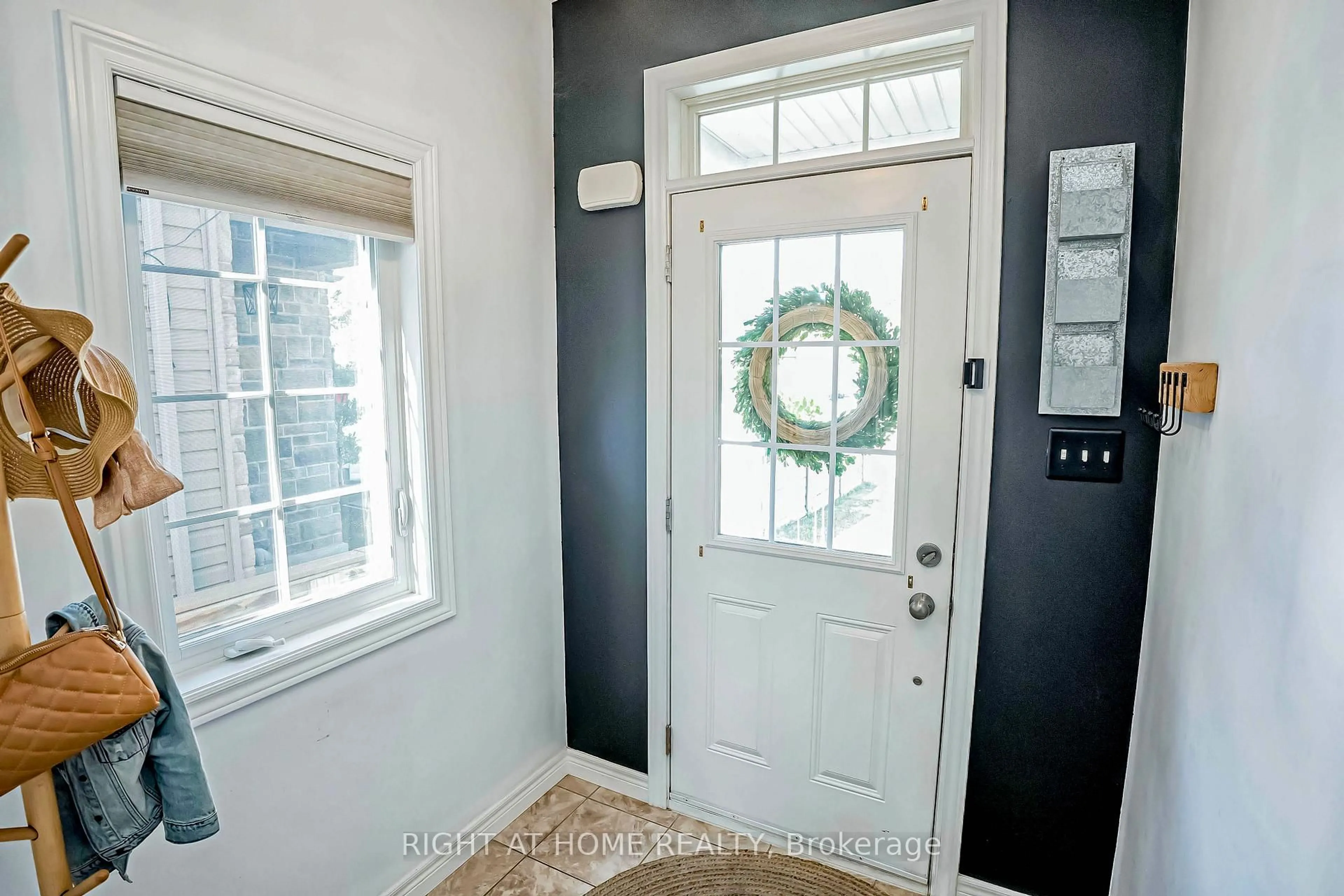 Indoor entryway for 618 Knox Ave, Hamilton Ontario L8H 6K3