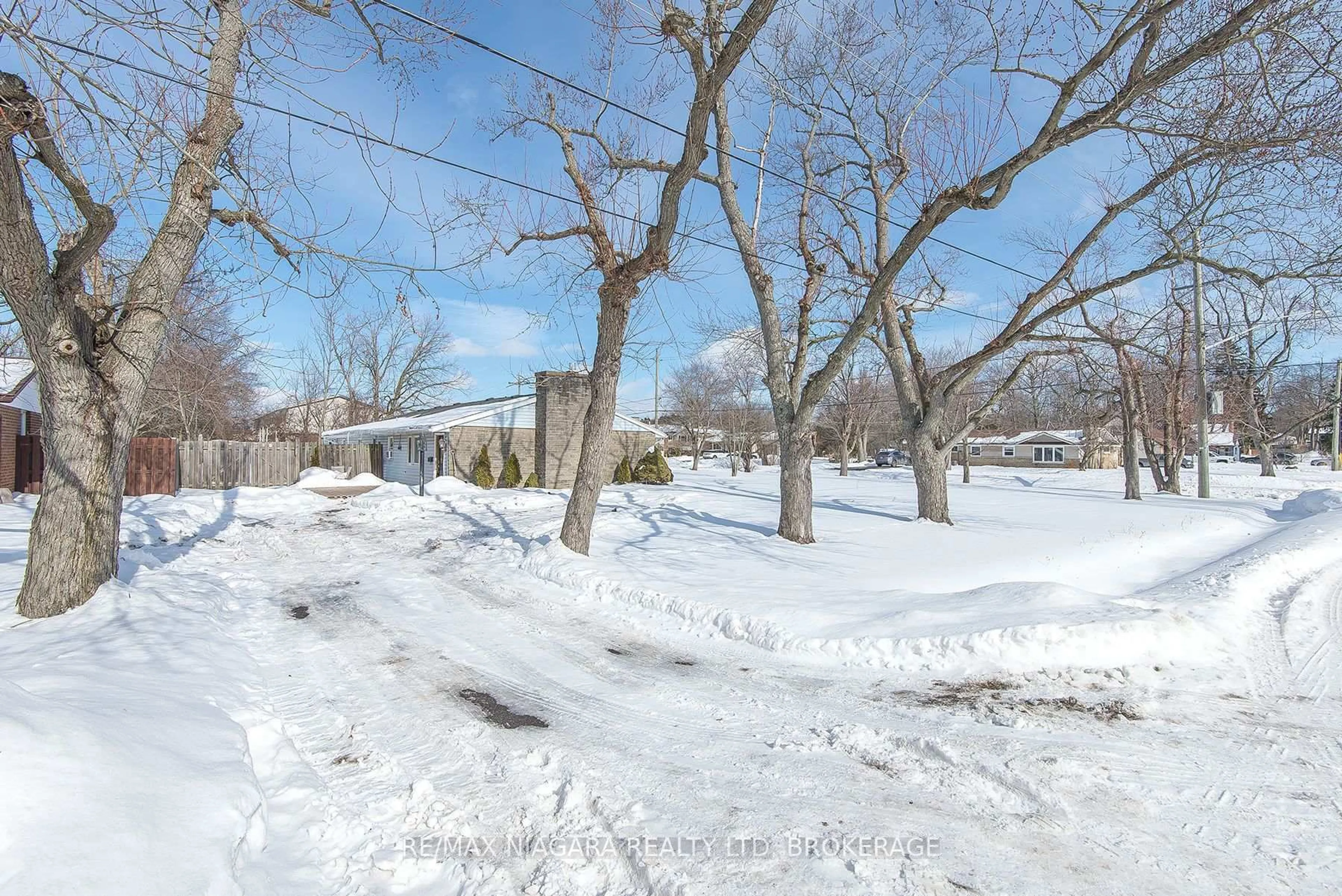 A pic from outside/outdoor area/front of a property/back of a property/a pic from drone, street for 487 Belleview Blvd, Fort Erie Ontario L0S 1N0