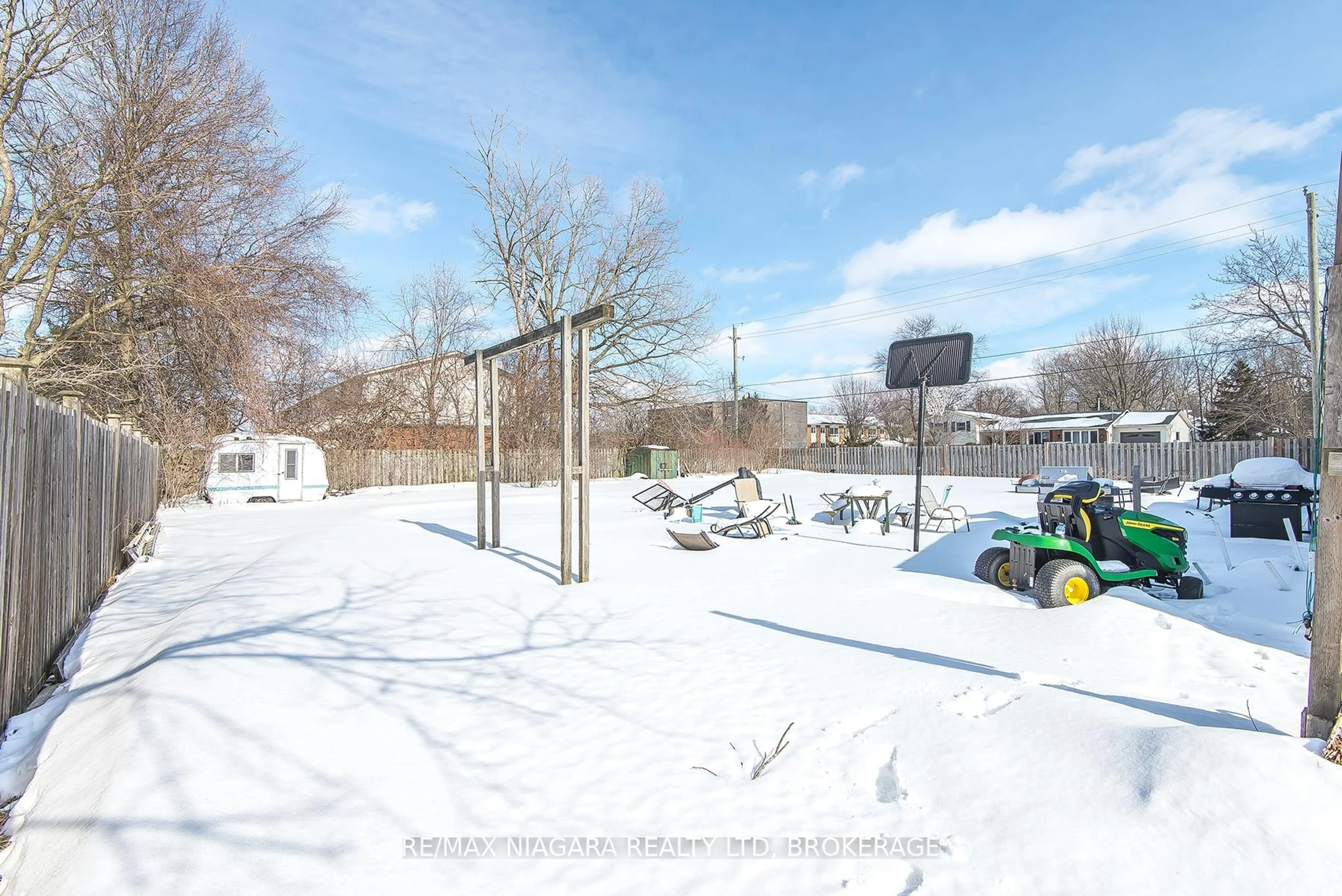 A pic from outside/outdoor area/front of a property/back of a property/a pic from drone, street for 487 Belleview Blvd, Fort Erie Ontario L0S 1N0