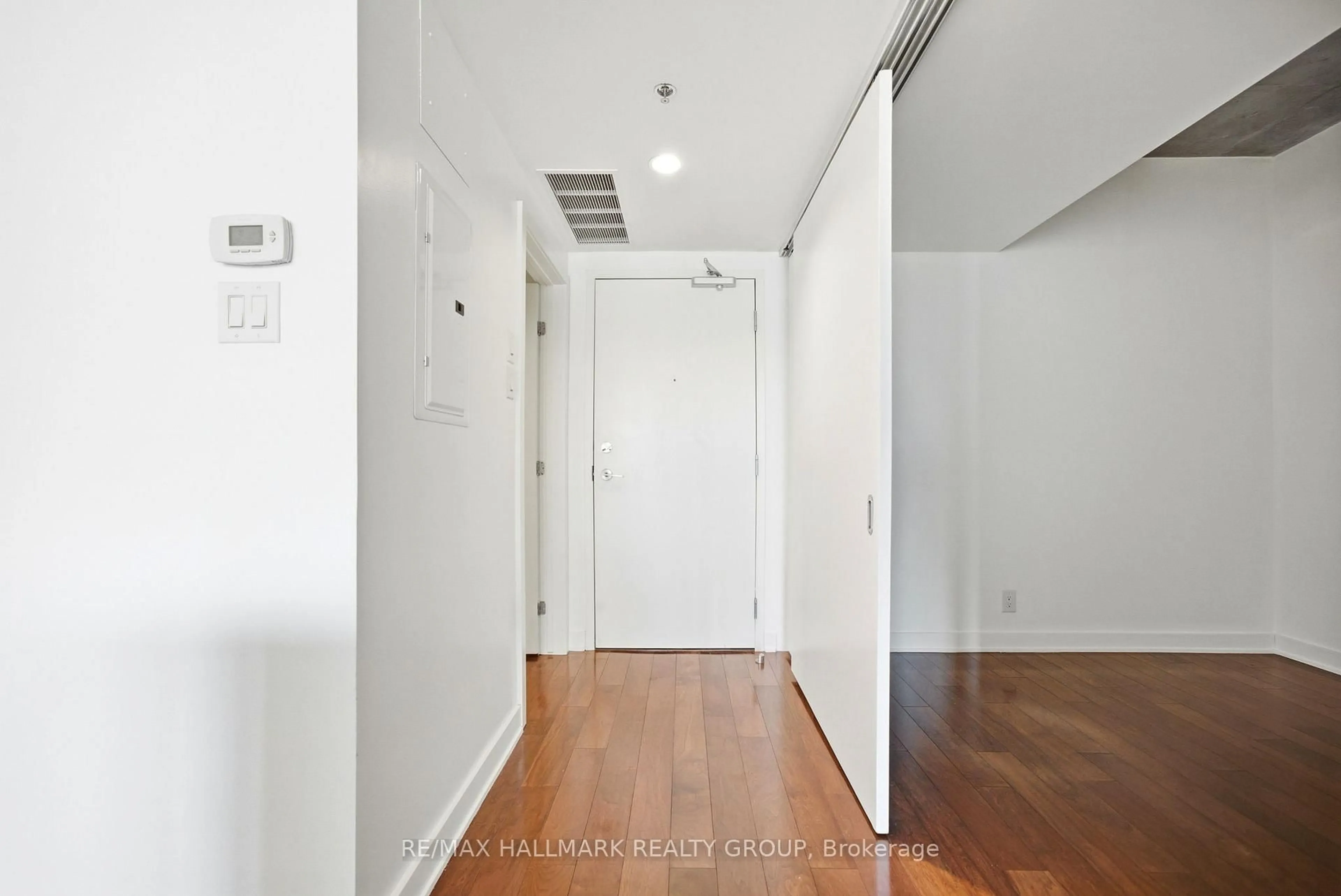Indoor foyer for 340 McLeod St #645, Ottawa Ontario K2P 1A4
