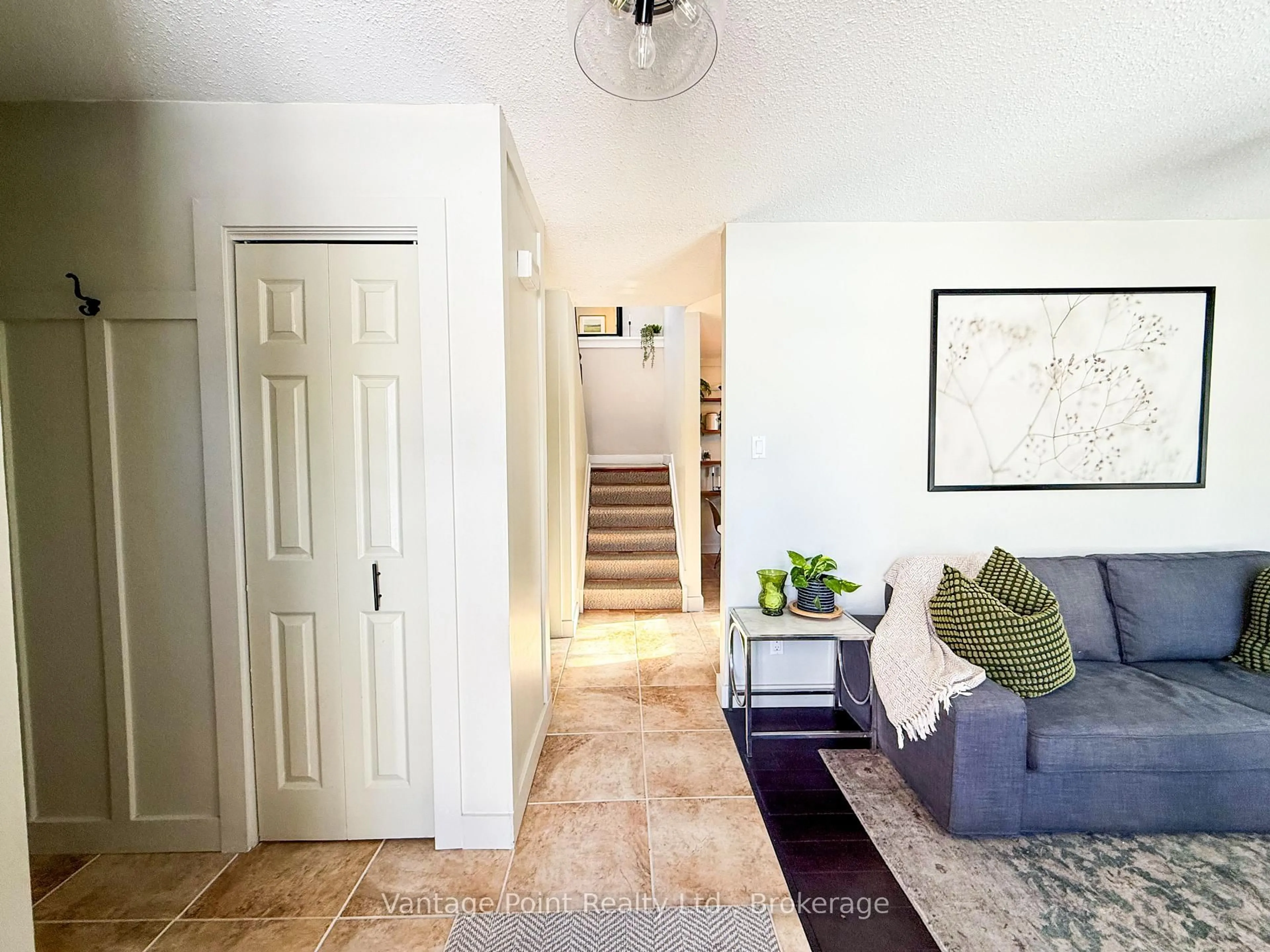 Indoor entryway for 331 Morrison Rd, Kitchener Ontario N2A 3A1