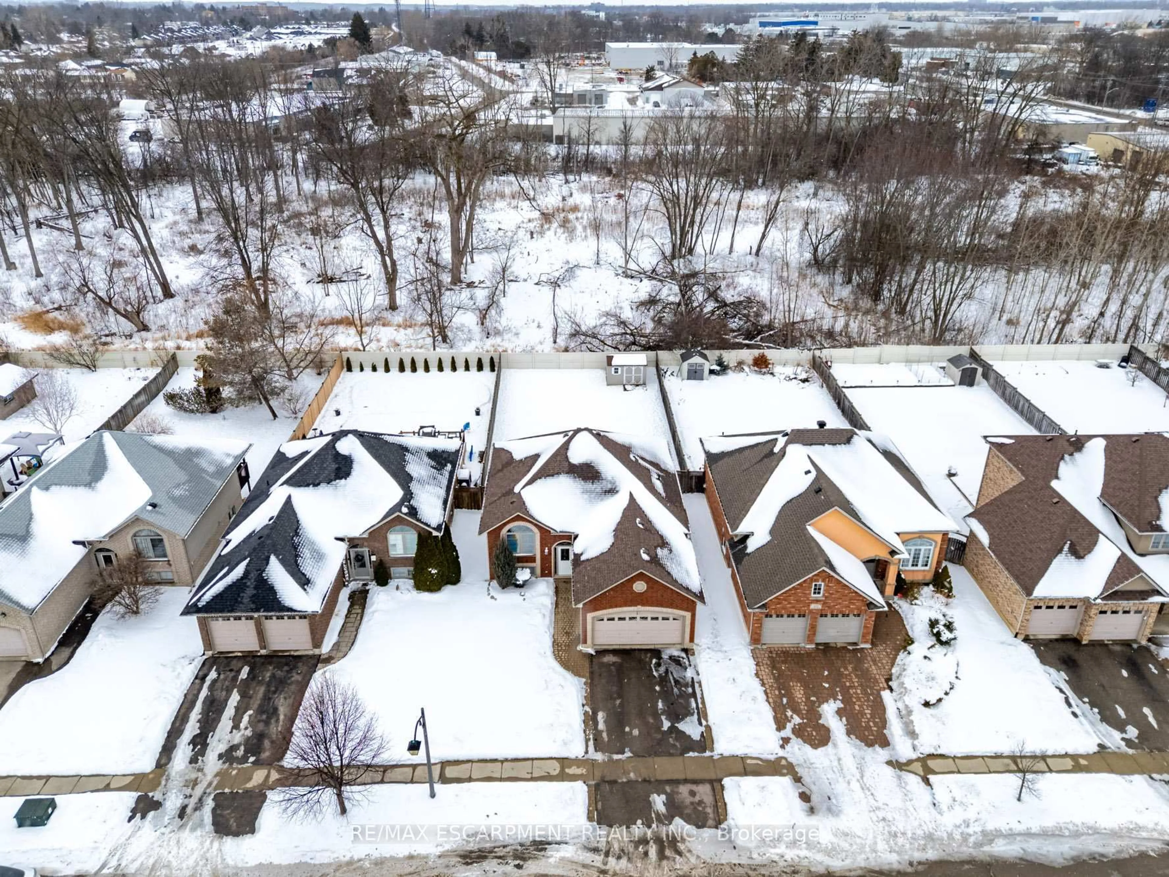 A pic from outside/outdoor area/front of a property/back of a property/a pic from drone, street for 62 Mission Rd, Brantford Ontario N3S 0A3