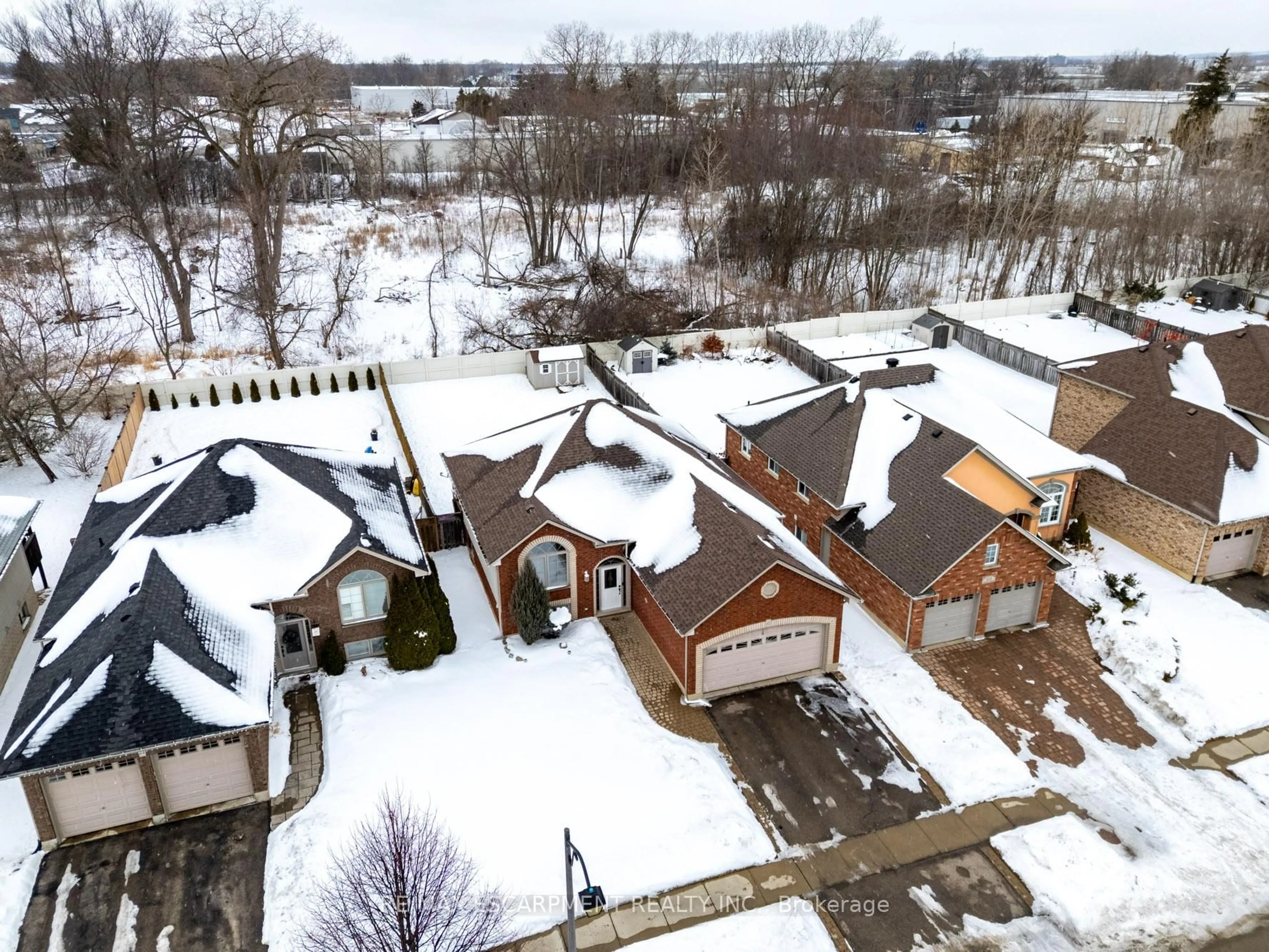 A pic from outside/outdoor area/front of a property/back of a property/a pic from drone, street for 62 Mission Rd, Brantford Ontario N3S 0A3