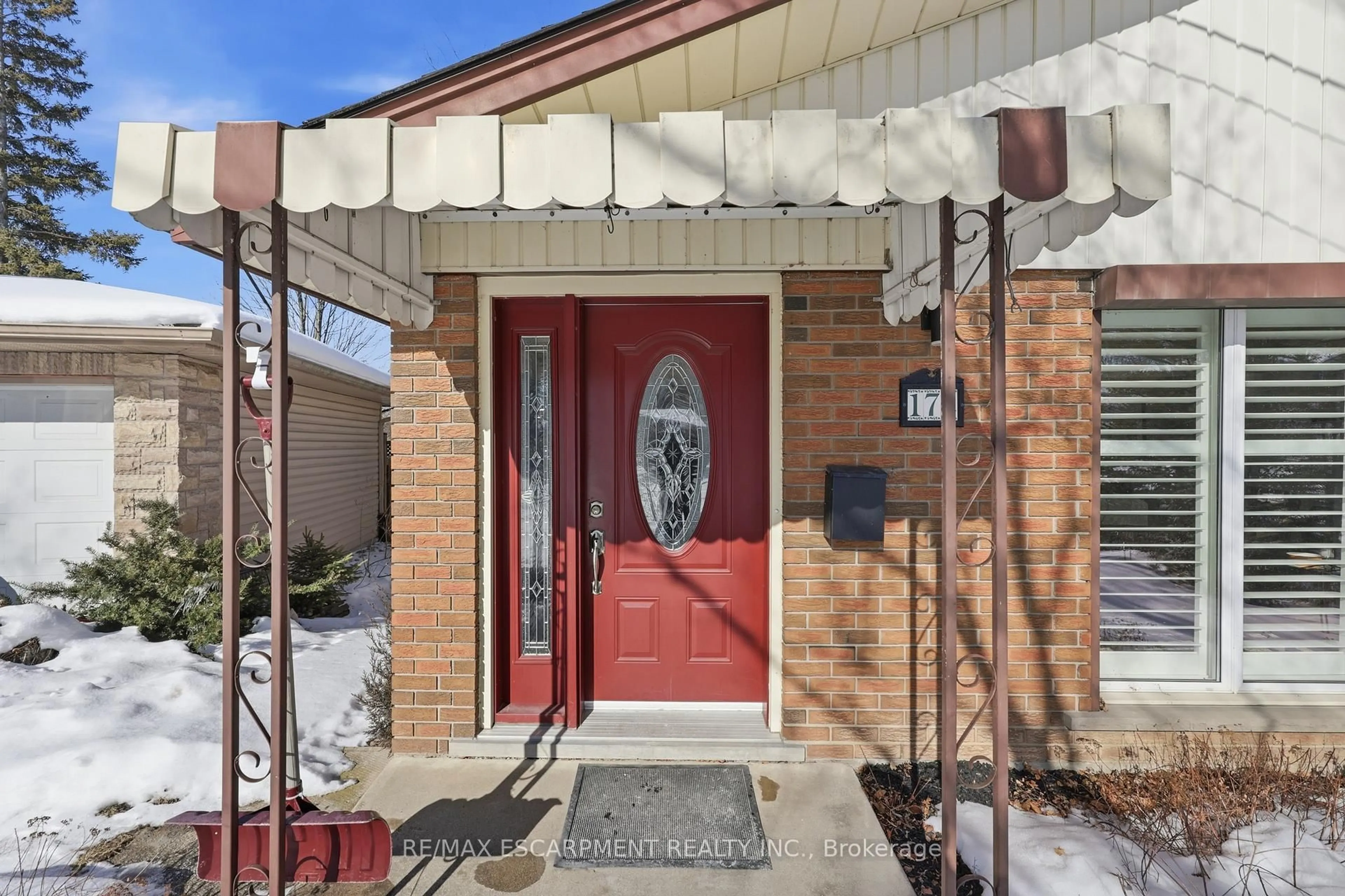Indoor entryway for 172 Old Ancaster Rd, Hamilton Ontario L9H 3R4