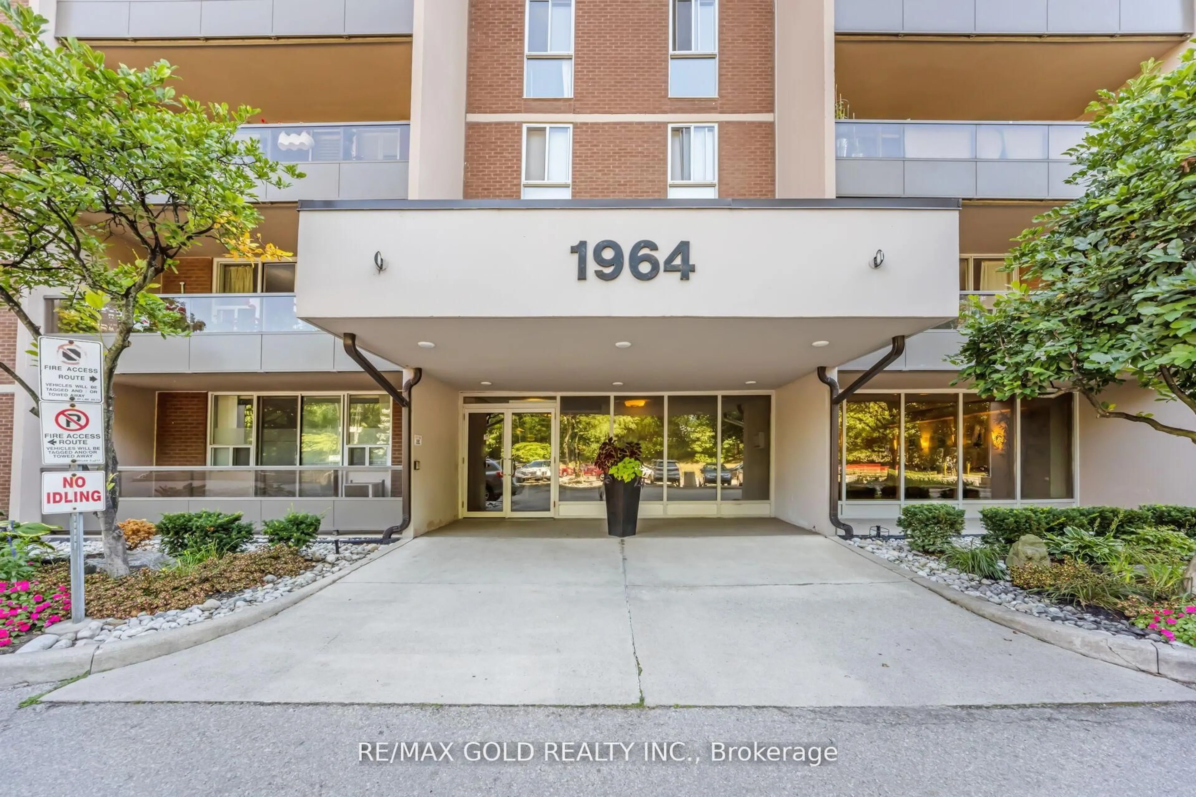 Indoor foyer for 1964 Main St #404, Hamilton Ontario L8S 0E9
