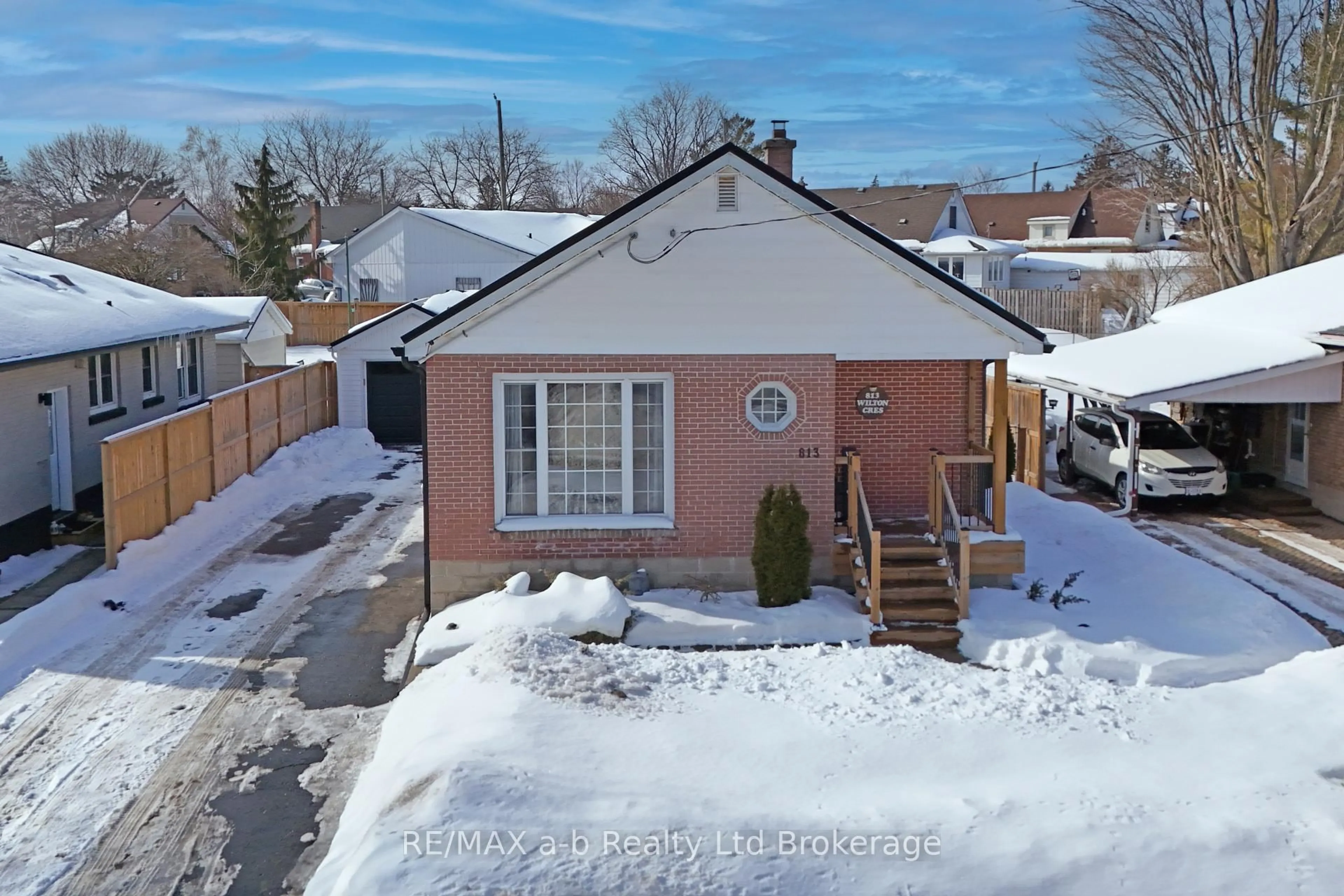 A pic from outside/outdoor area/front of a property/back of a property/a pic from drone, street for 813 Wilton Cres, Woodstock Ontario N4S 7H4