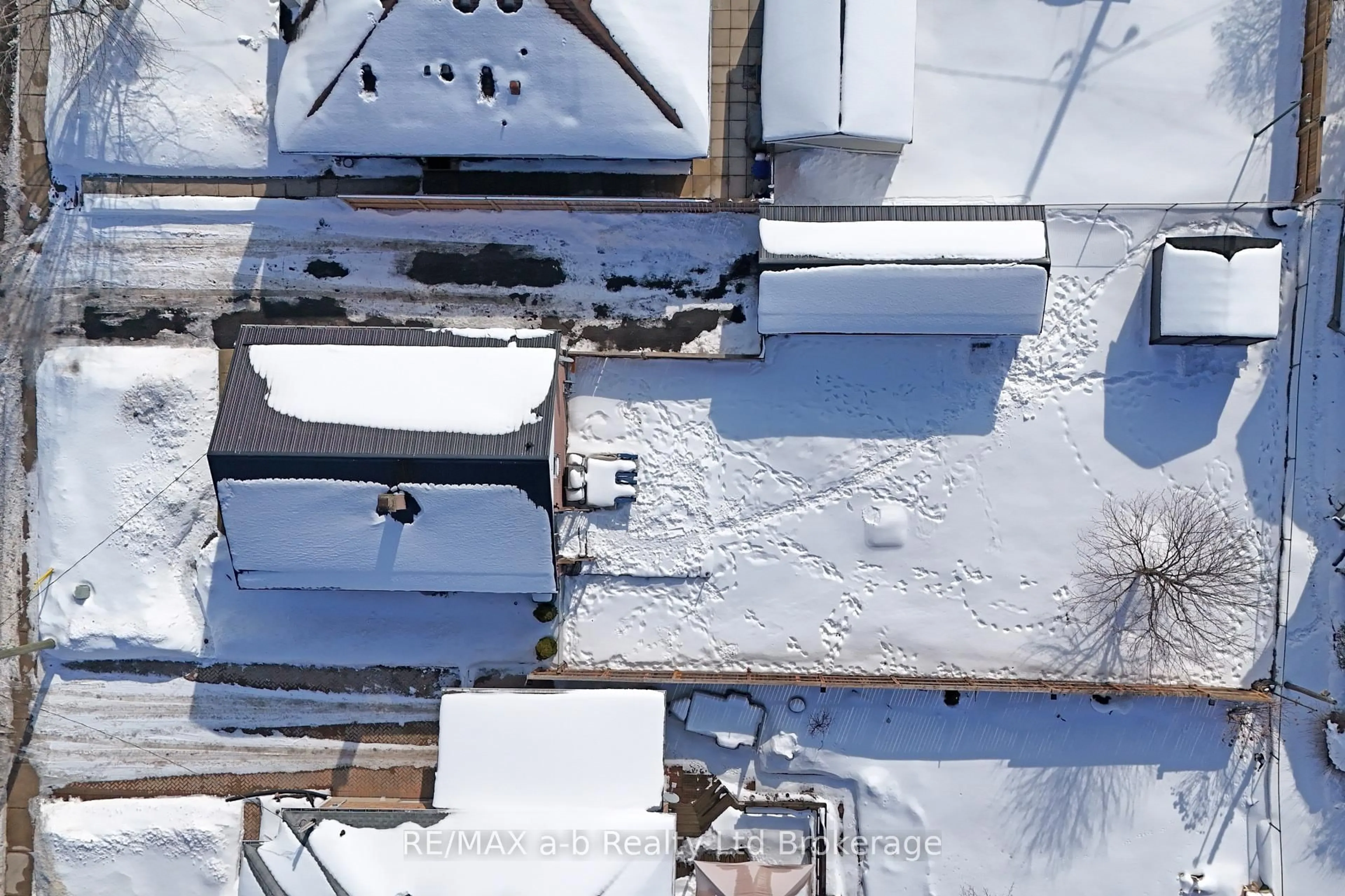 A pic from outside/outdoor area/front of a property/back of a property/a pic from drone, building for 813 Wilton Cres, Woodstock Ontario N4S 7H4