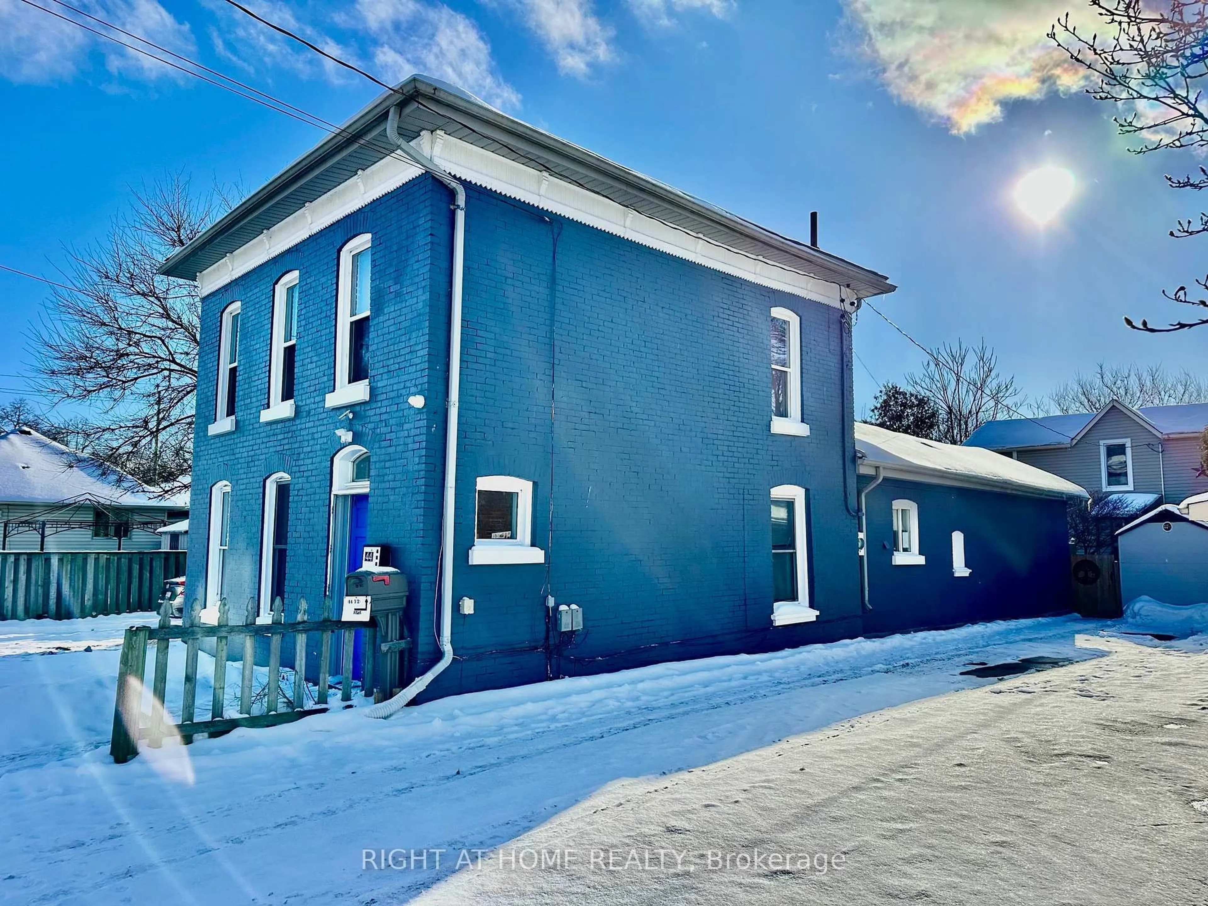 A pic from outside/outdoor area/front of a property/back of a property/a pic from drone, building for 44 Albion St, Brantford Ontario N3T 3M3