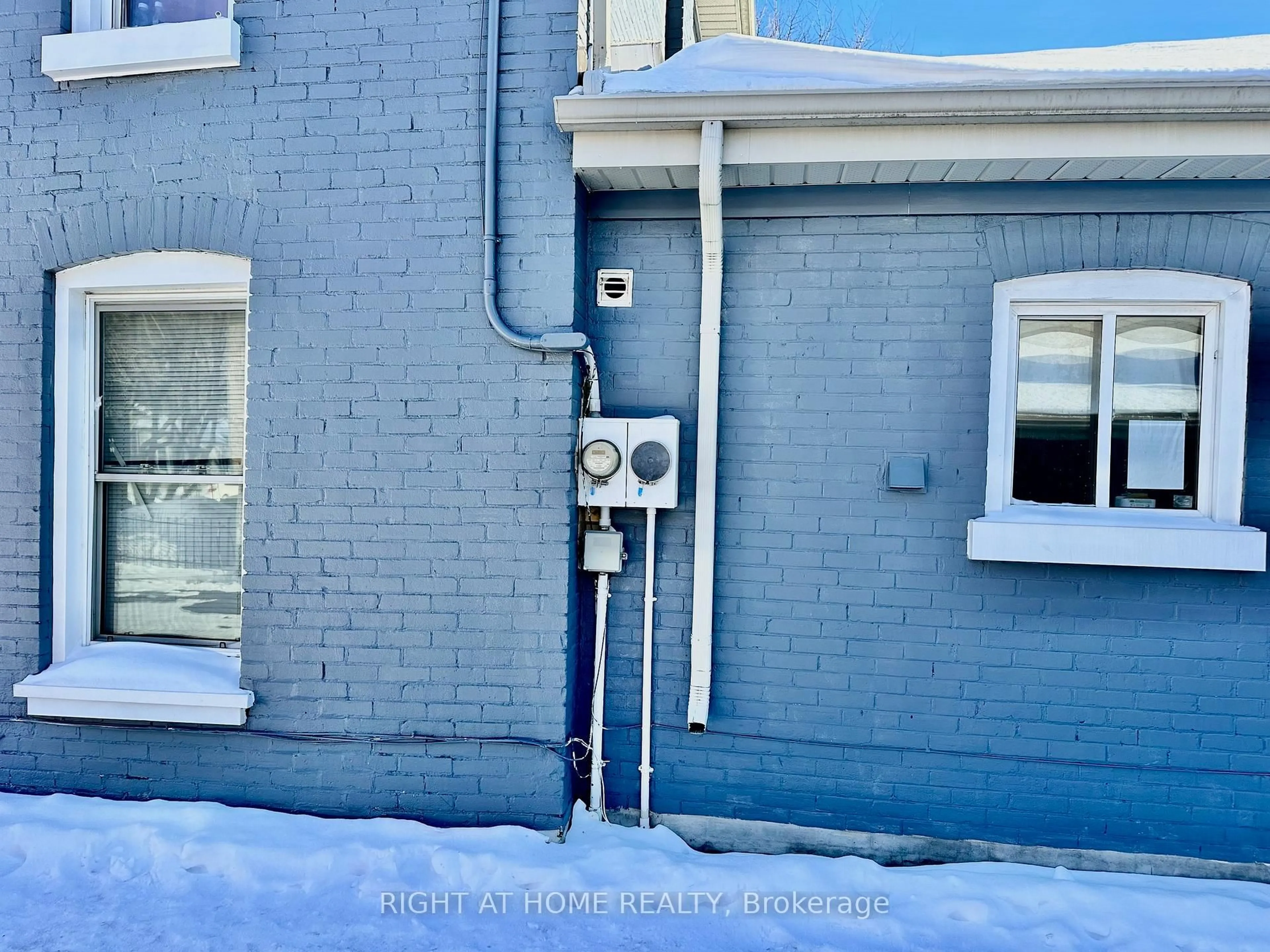 A pic from outside/outdoor area/front of a property/back of a property/a pic from drone, building for 44 Albion St, Brantford Ontario N3T 3M3