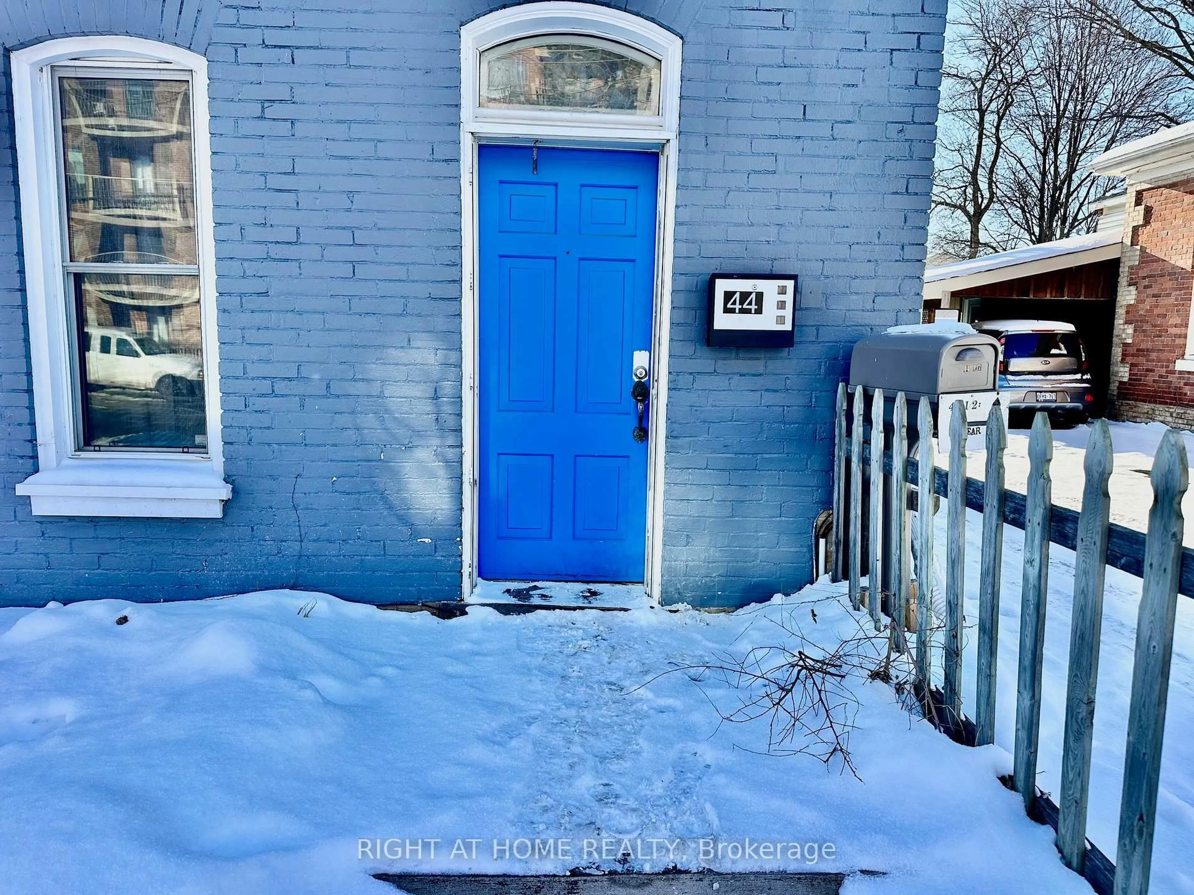 Indoor entryway for 44 Albion St, Brantford Ontario N3T 3M3