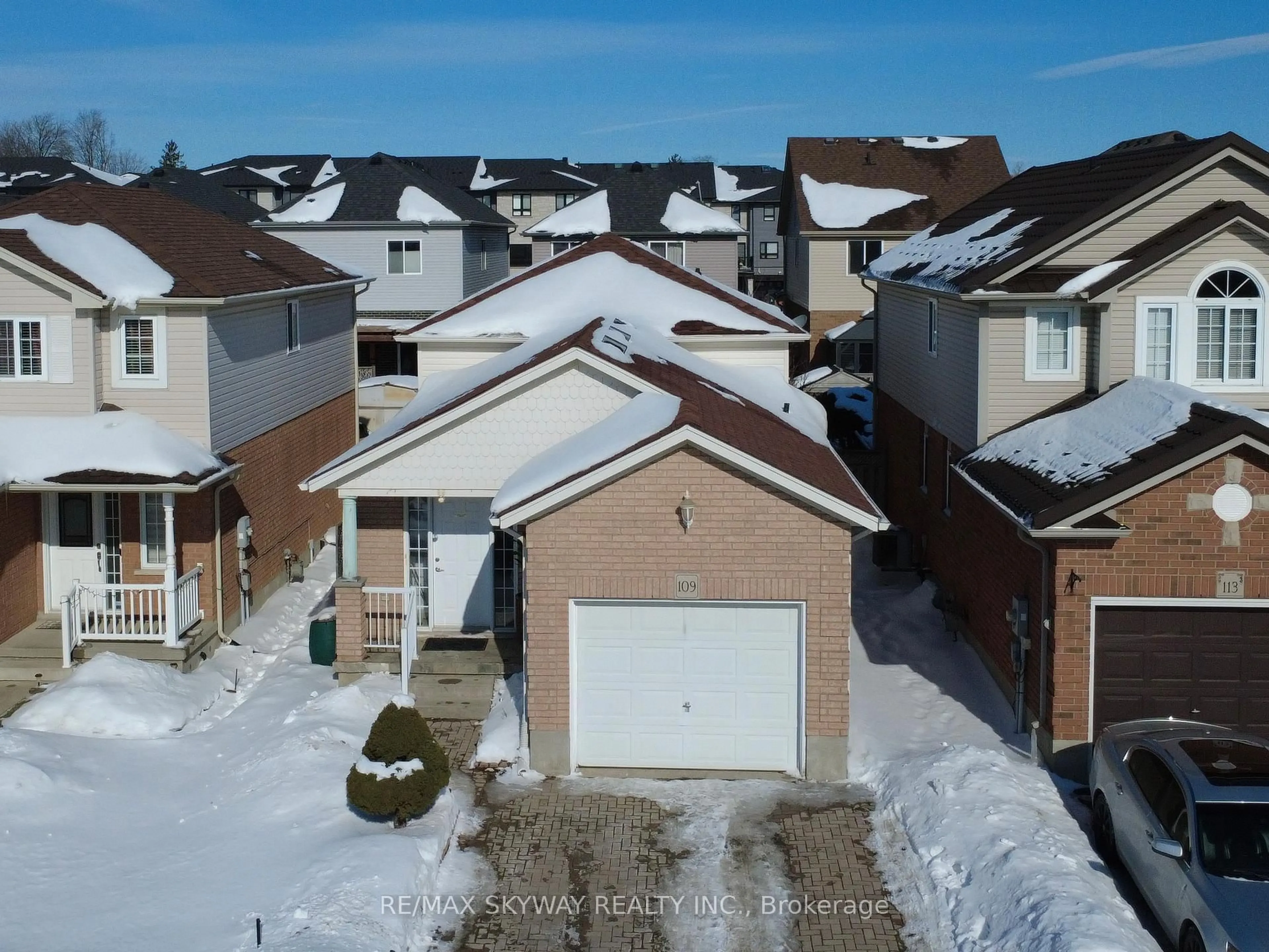 A pic from outside/outdoor area/front of a property/back of a property/a pic from drone, street for 109 Green Gate Blvd, Cambridge Ontario N1T 2E2