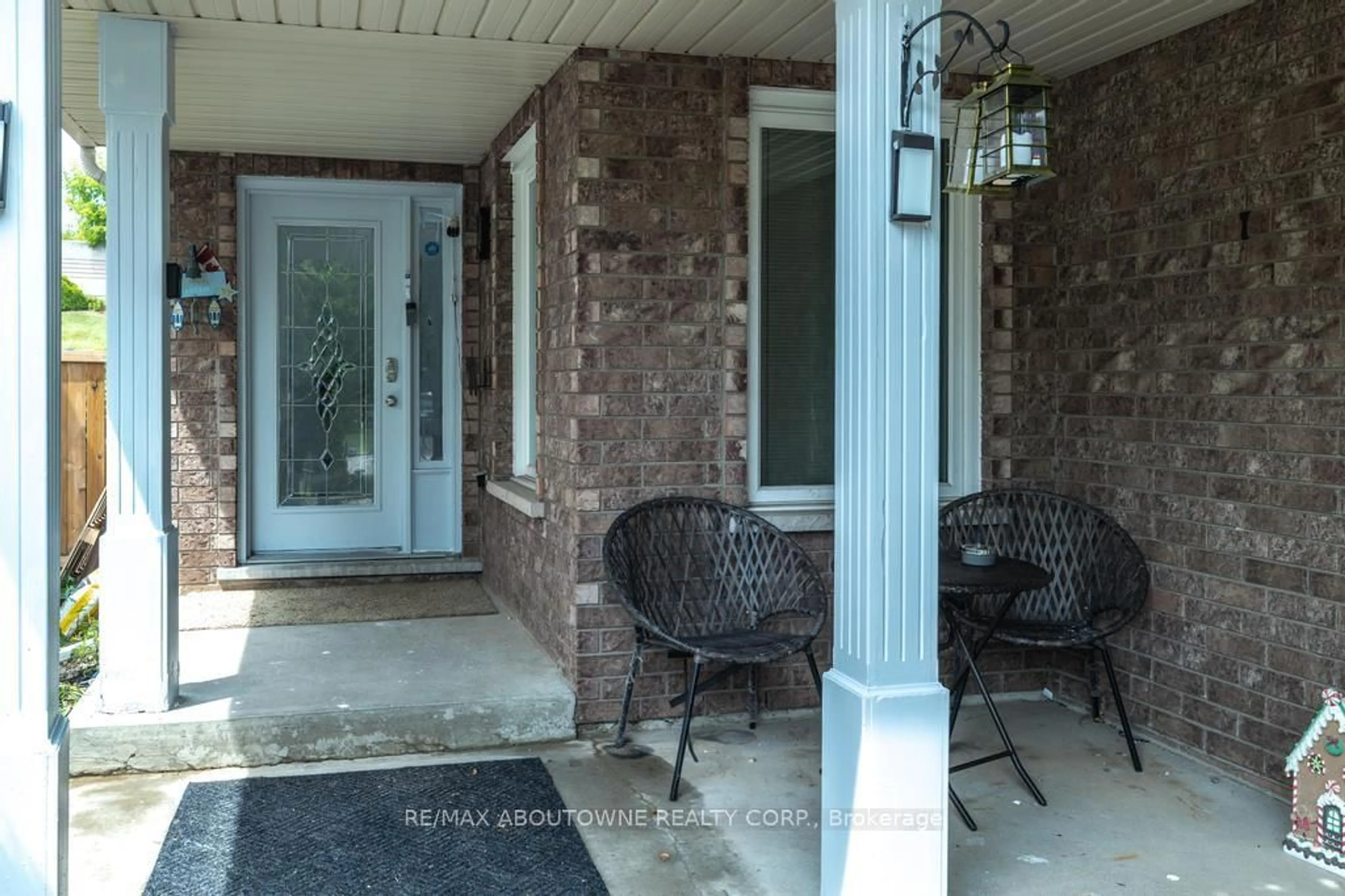 Indoor entryway for 14 SABLE Dr, Hamilton Ontario L9K 1K9