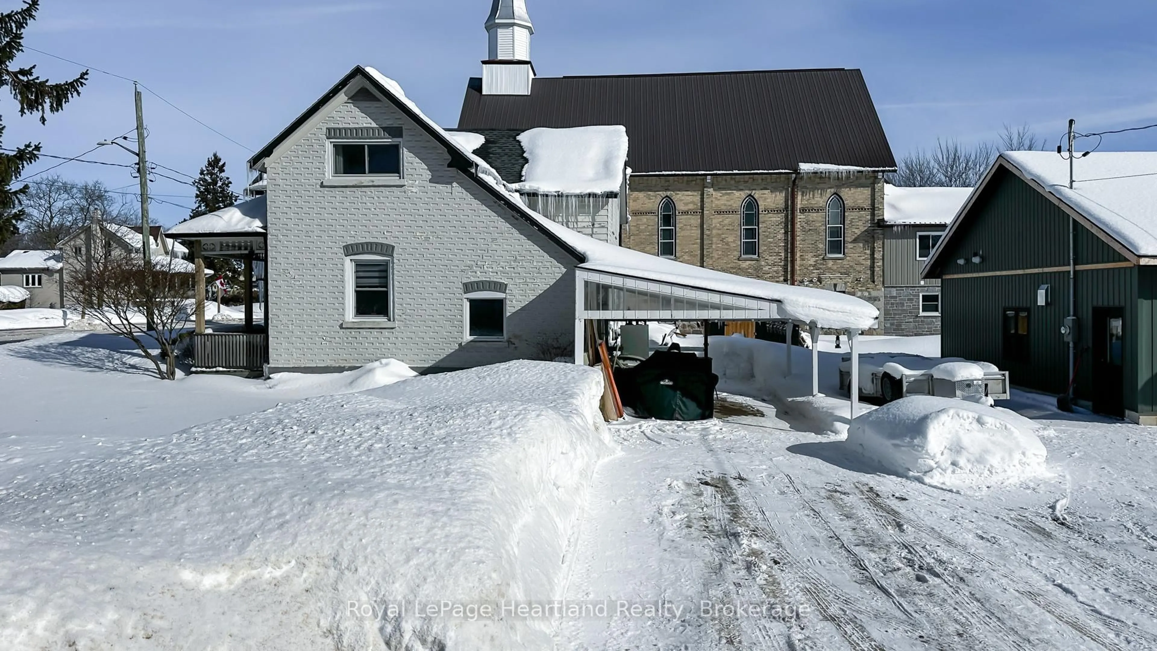 A pic from outside/outdoor area/front of a property/back of a property/a pic from drone, building for 346 Queen St, North Huron Ontario N0M 1H0