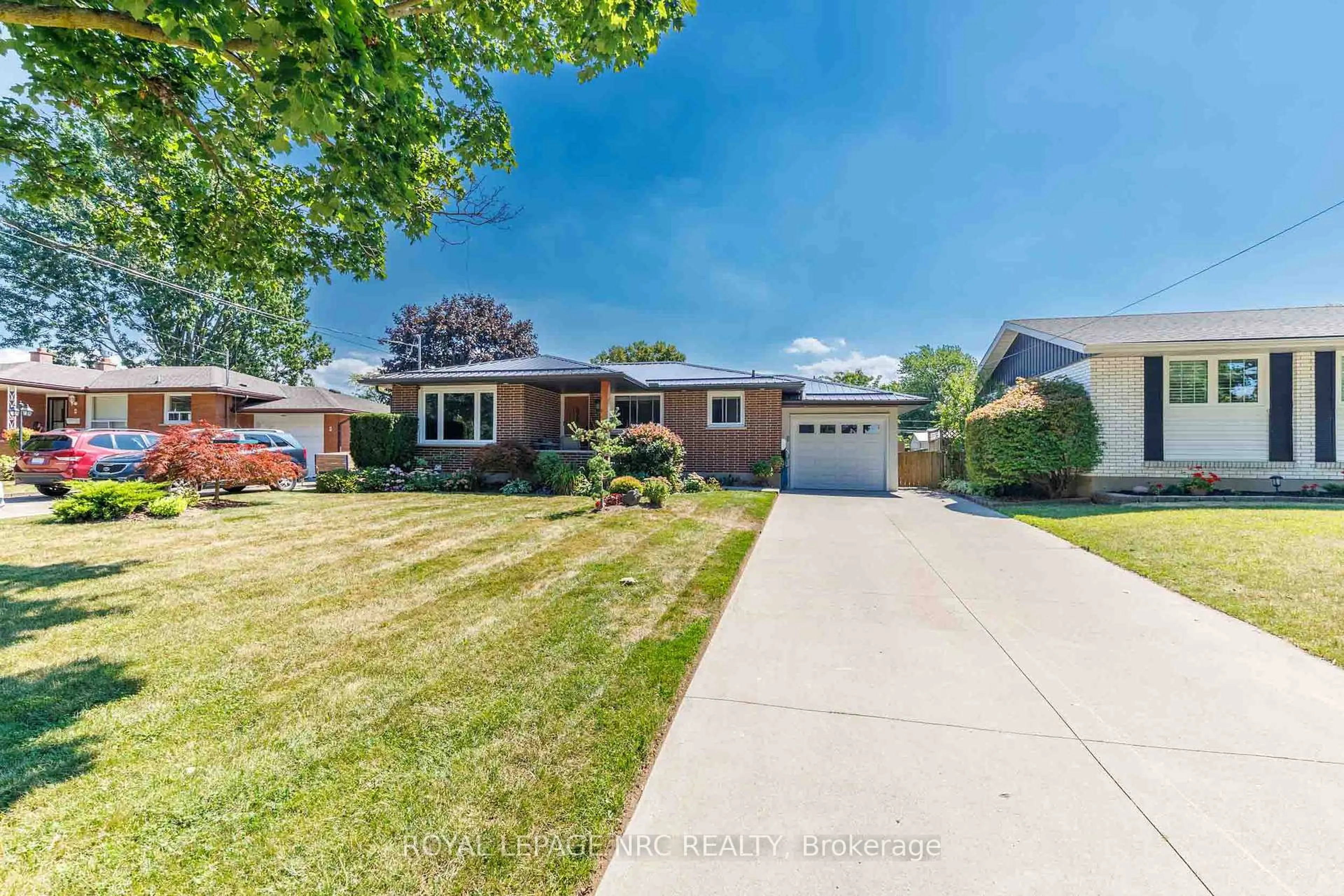 Home with vinyl exterior material, street for 6 CROYDON Dr, St. Catharines Ontario L2M 1J2