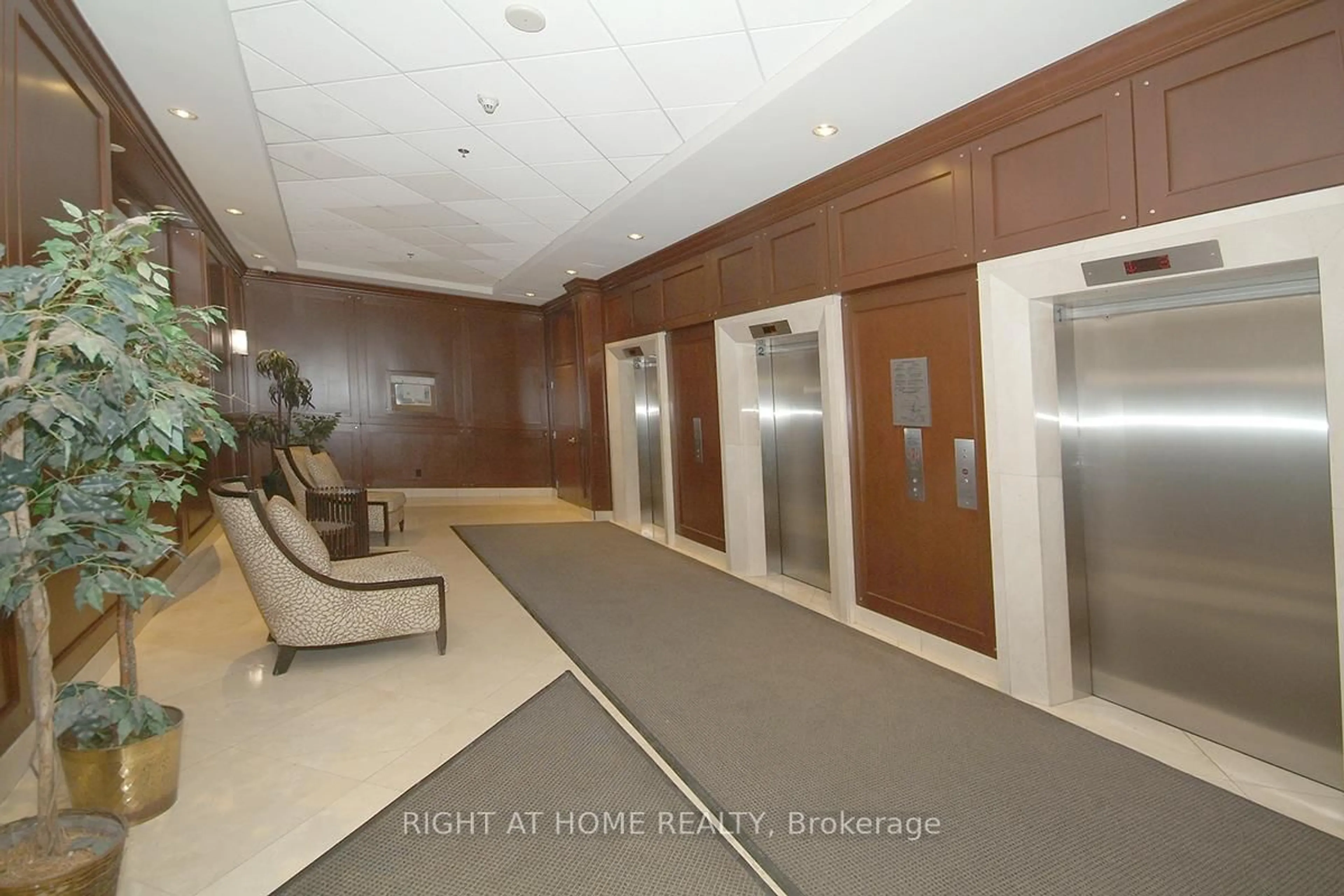 Indoor foyer for 200 Rideau St #702, Ottawa Ontario K1N 5Y1