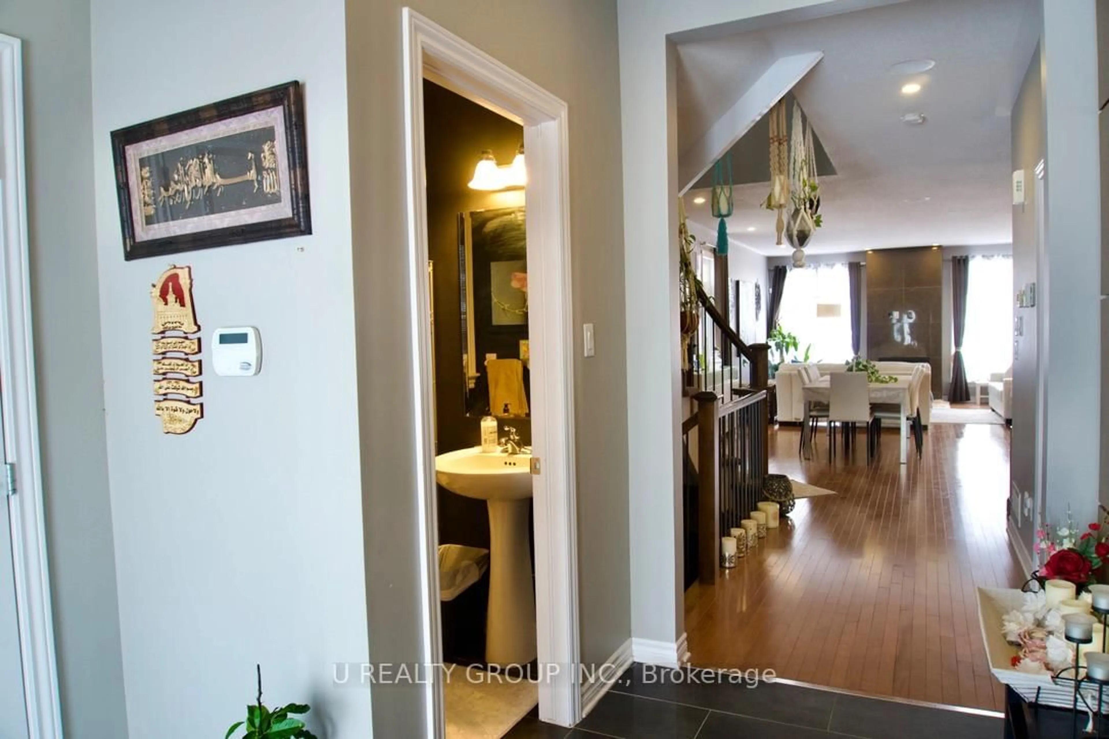 Indoor foyer for 513 Egret Way, Ottawa Ontario K2C 3H2