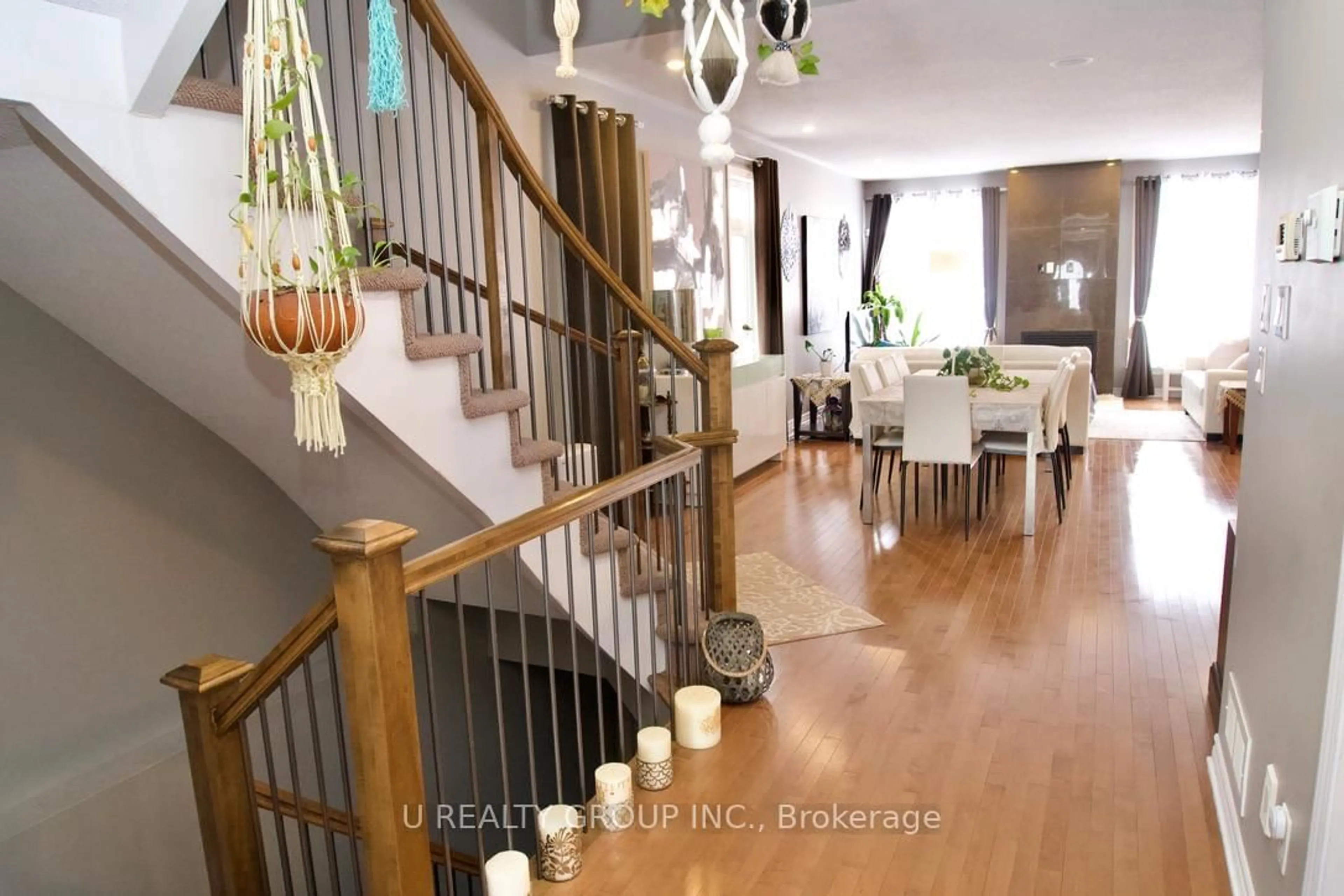 Indoor foyer for 513 Egret Way, Ottawa Ontario K2C 3H2