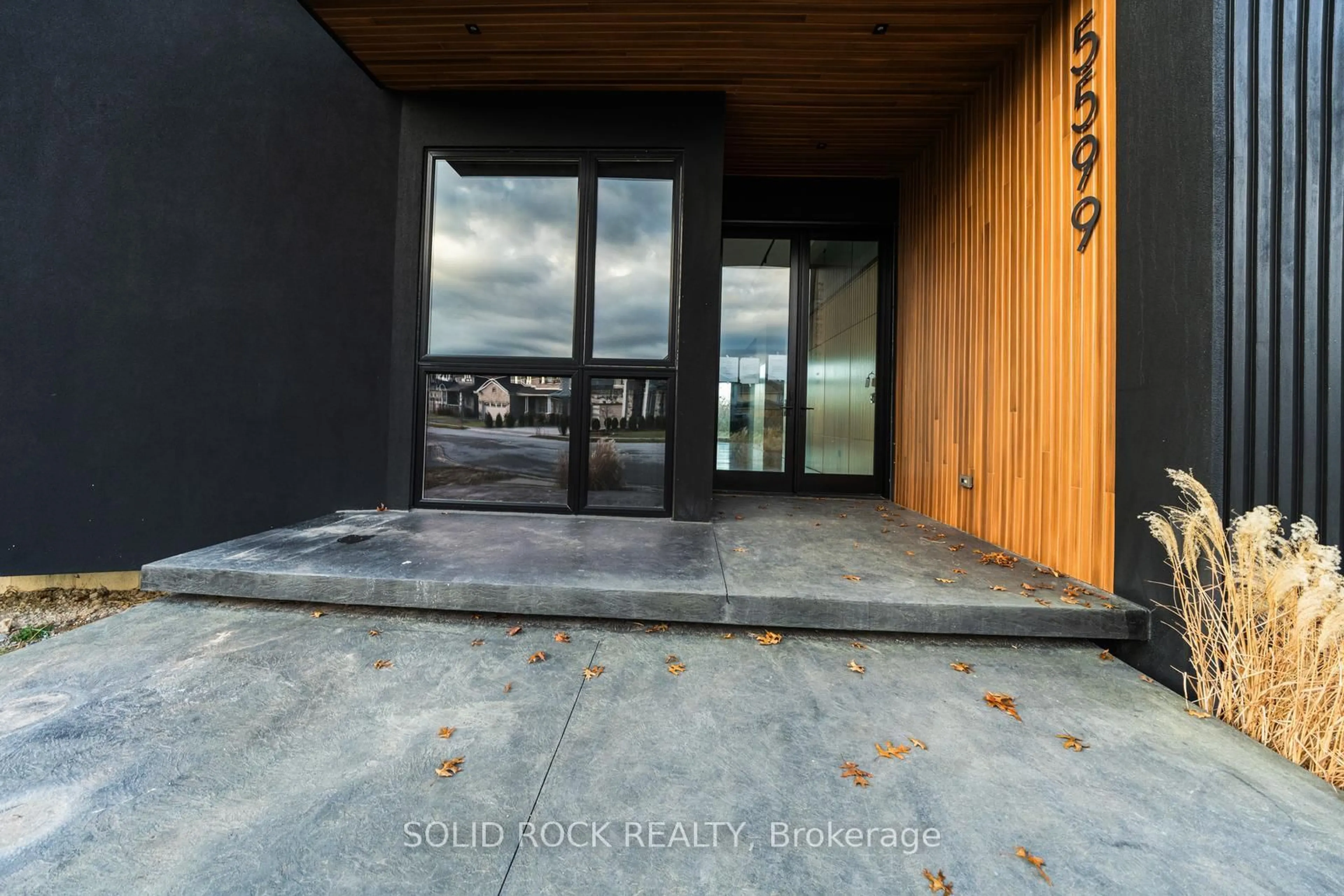 Indoor entryway for 5599 Osprey Ave, Niagara Falls Ontario L2H 0M2