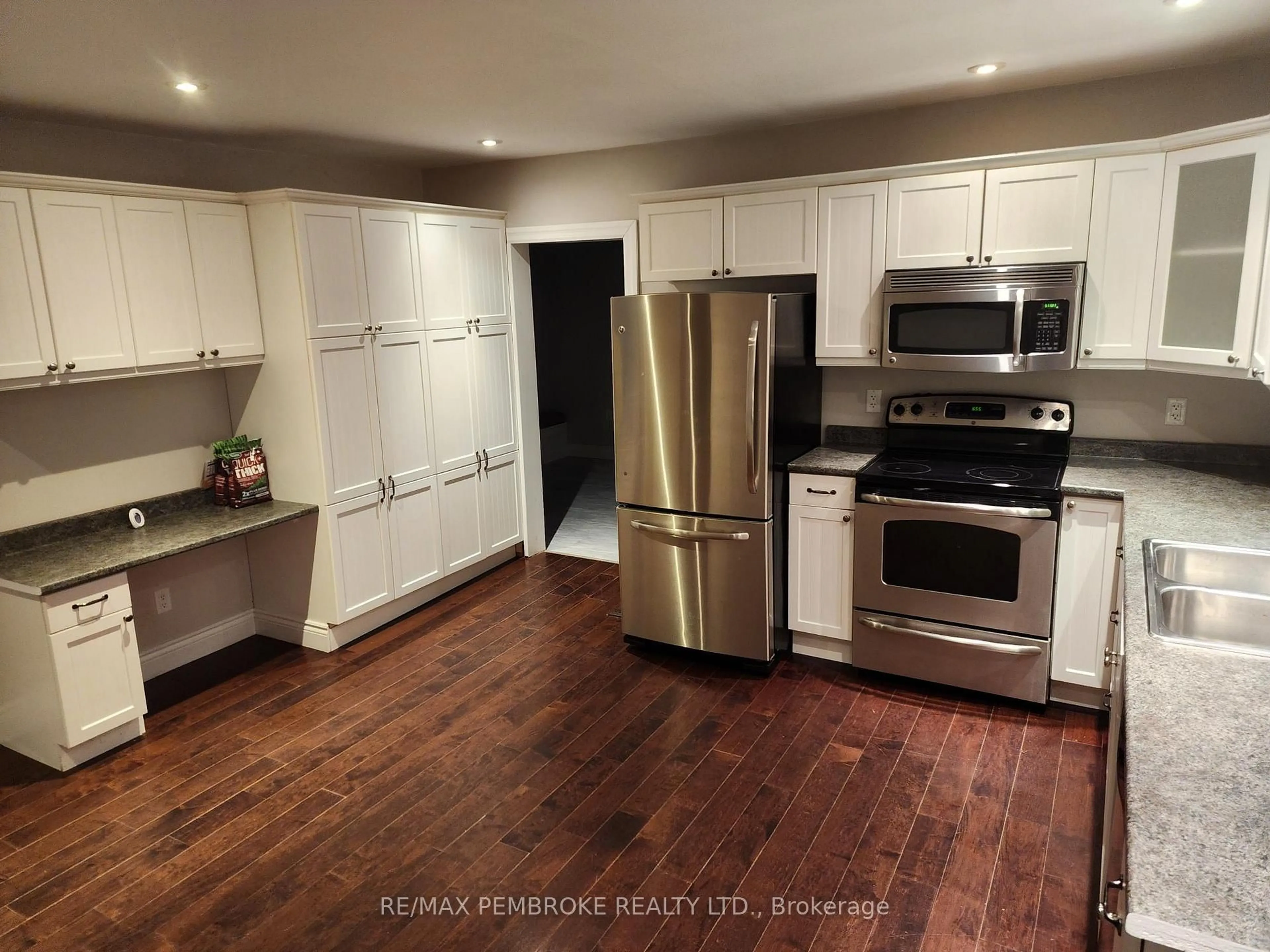 Open concept kitchen, wood/laminate floor for 206 Golf Course Rd, Laurentian Valley Ontario K8A 7B3