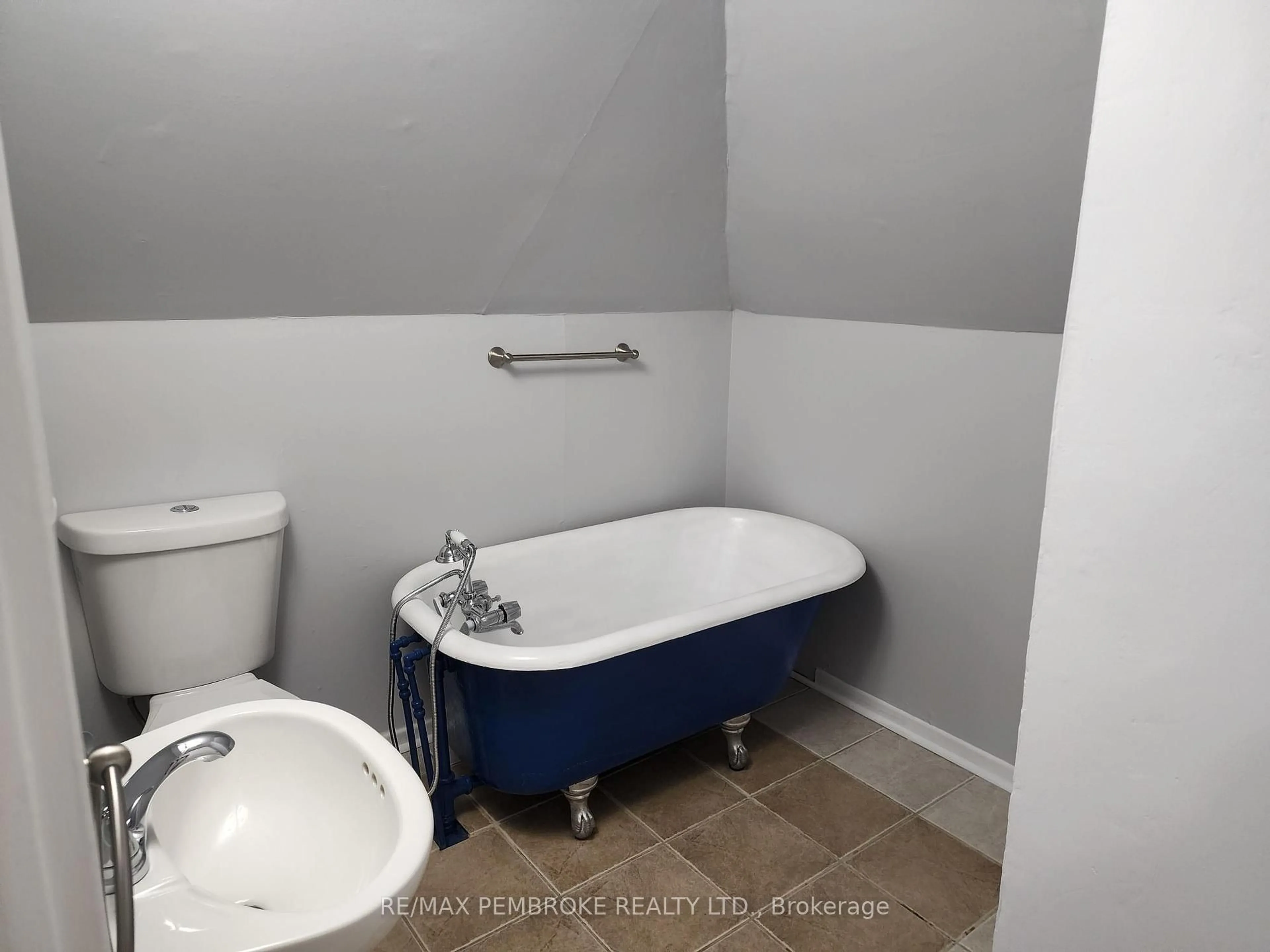 Standard bathroom, unknown for 206 Golf Course Rd, Laurentian Valley Ontario K8A 7B3