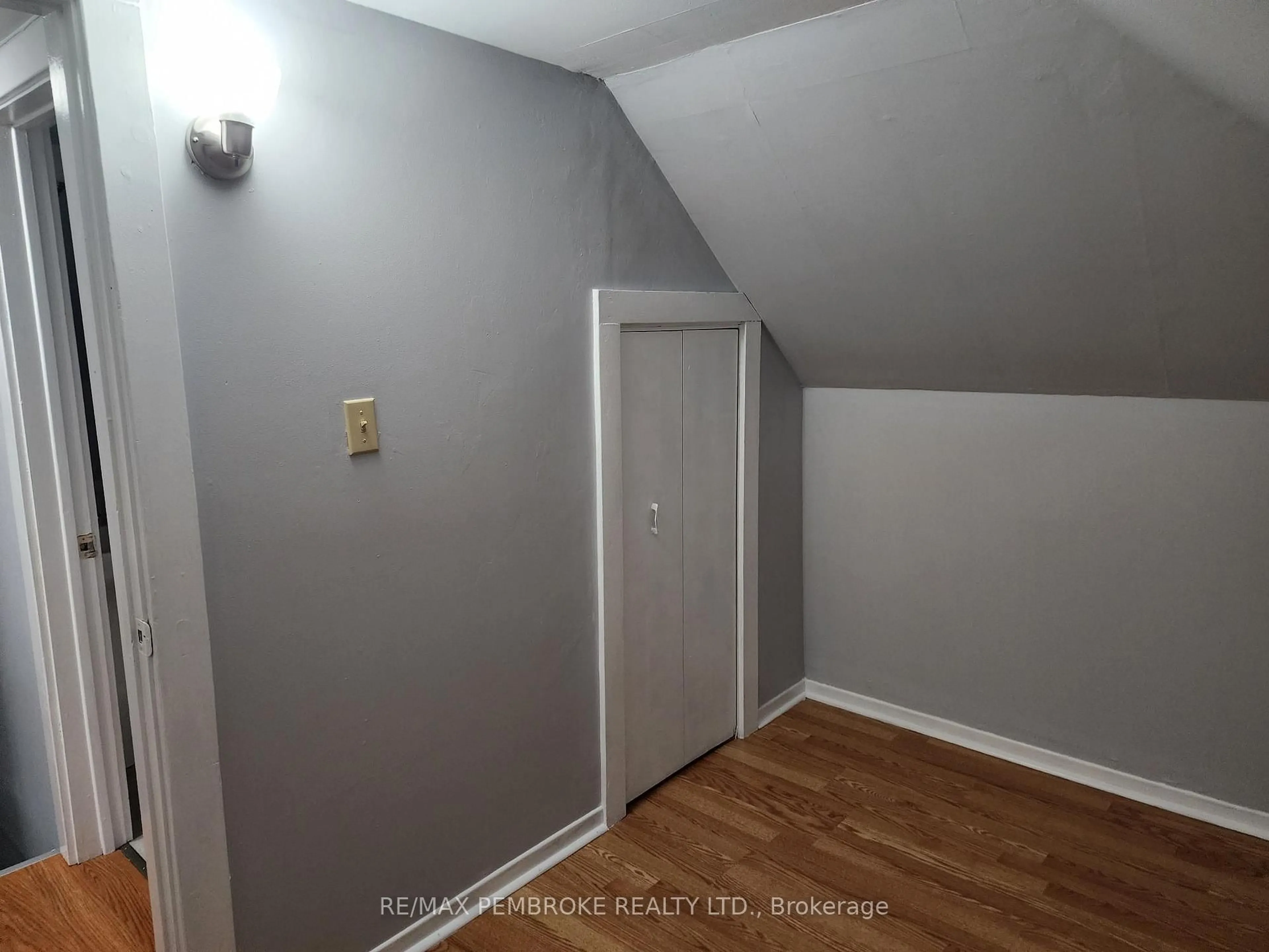 A pic of a room for 206 Golf Course Rd, Laurentian Valley Ontario K8A 7B3