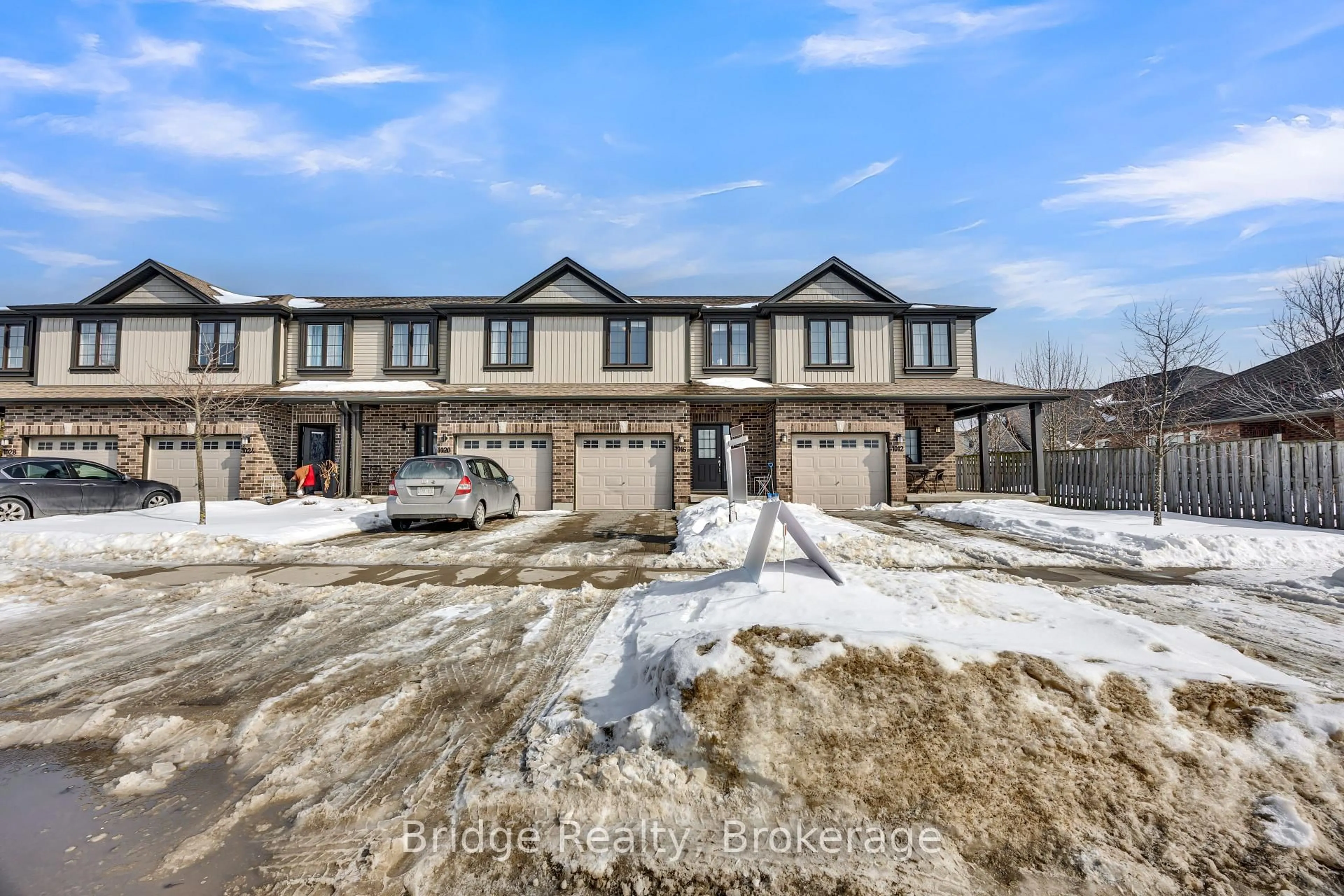 A pic from outside/outdoor area/front of a property/back of a property/a pic from drone, street for 1016 Oakcrossing Gate #10, London North Ontario N6G 0H1