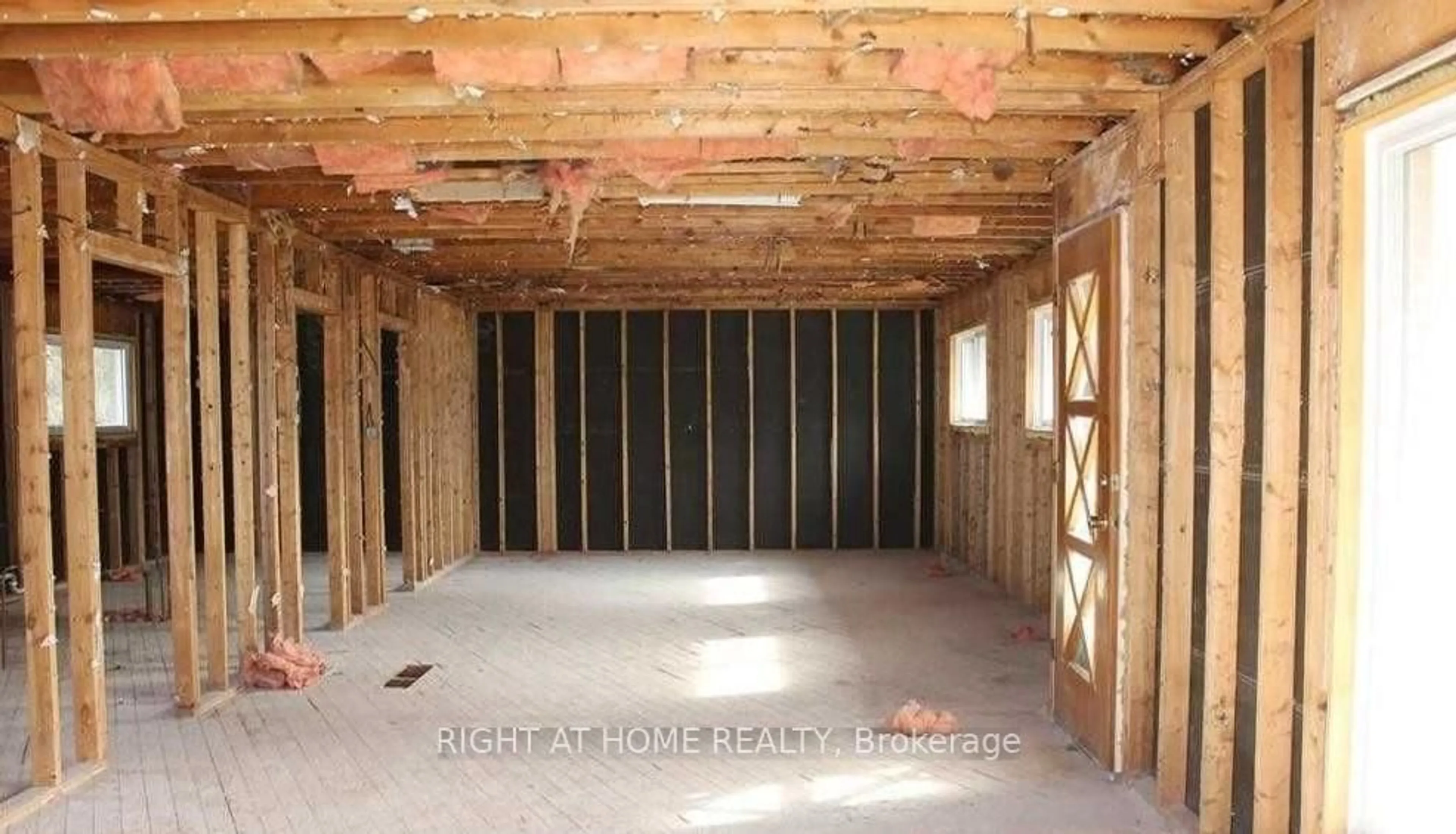 A pic of a room for 50 East Crest, Hamilton Ontario L9G 2P2