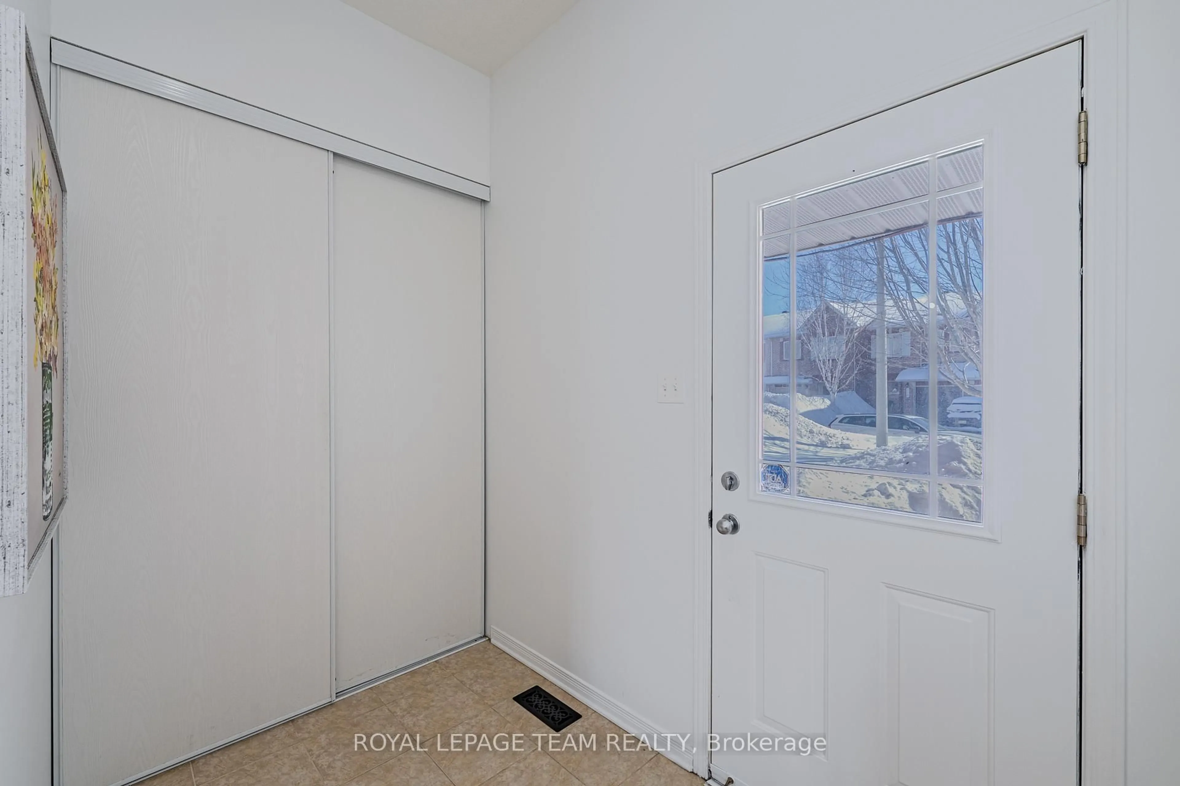 Indoor entryway for 313 Bryarton St, Ottawa Ontario K1C 7R5