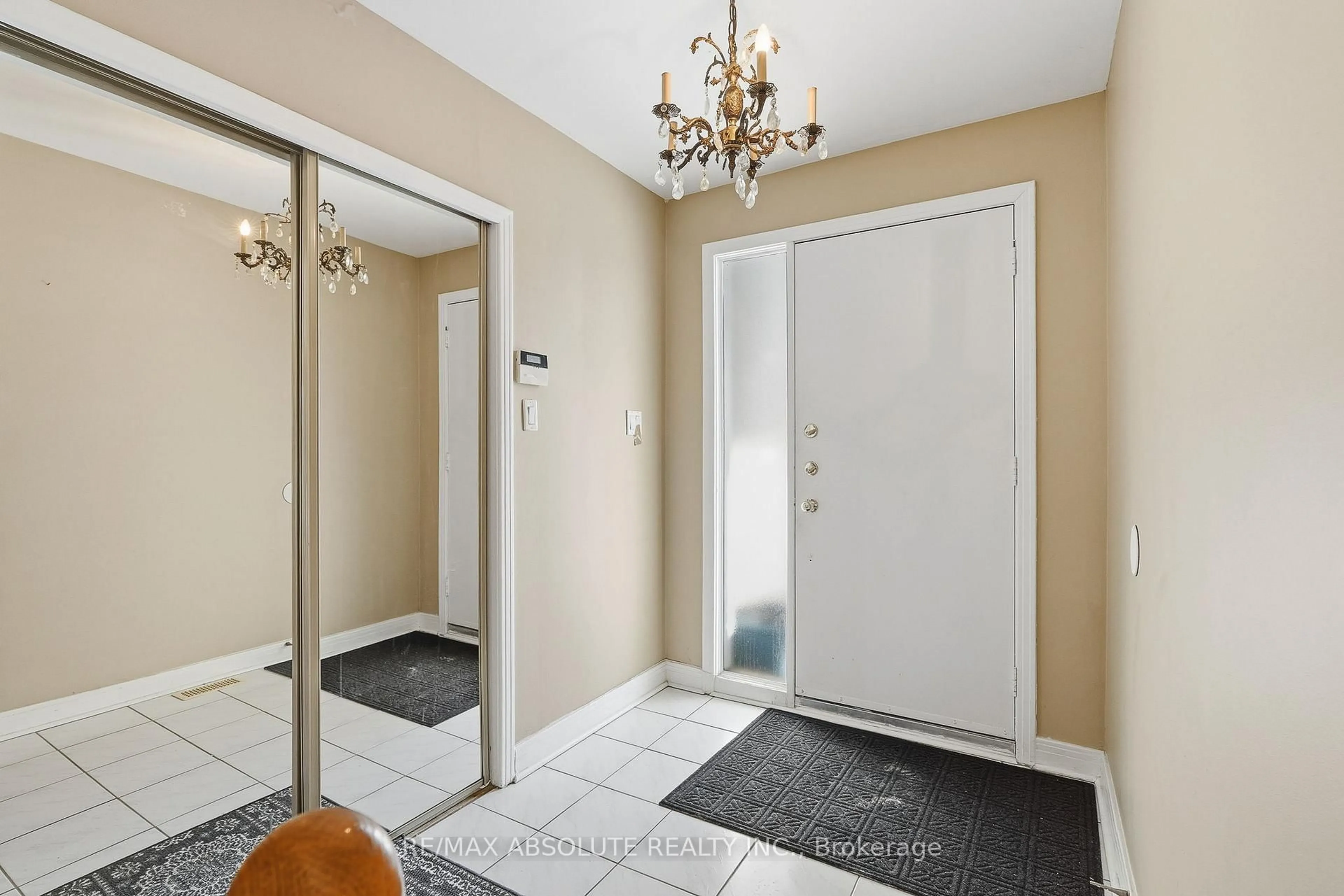 Indoor entryway for 408-410 ALLEN Blvd, Ottawa Ontario K1L 7B5