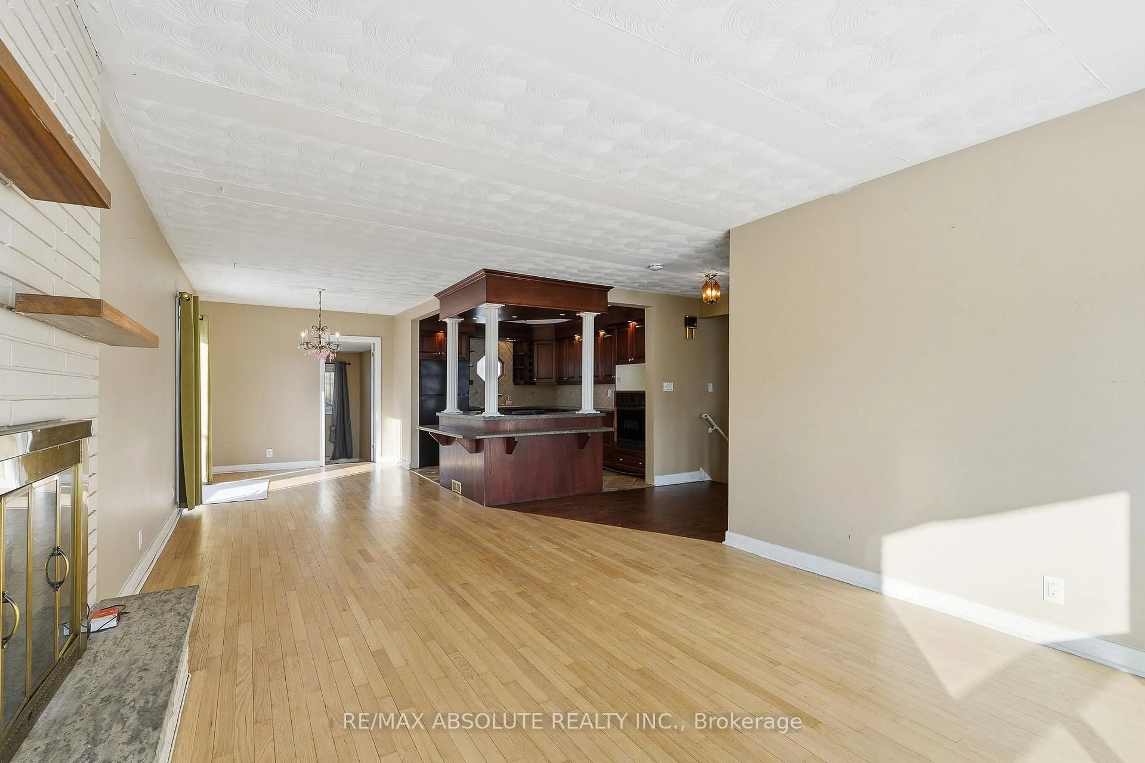 Indoor foyer for 408-410 ALLEN Blvd, Ottawa Ontario K1L 7B5