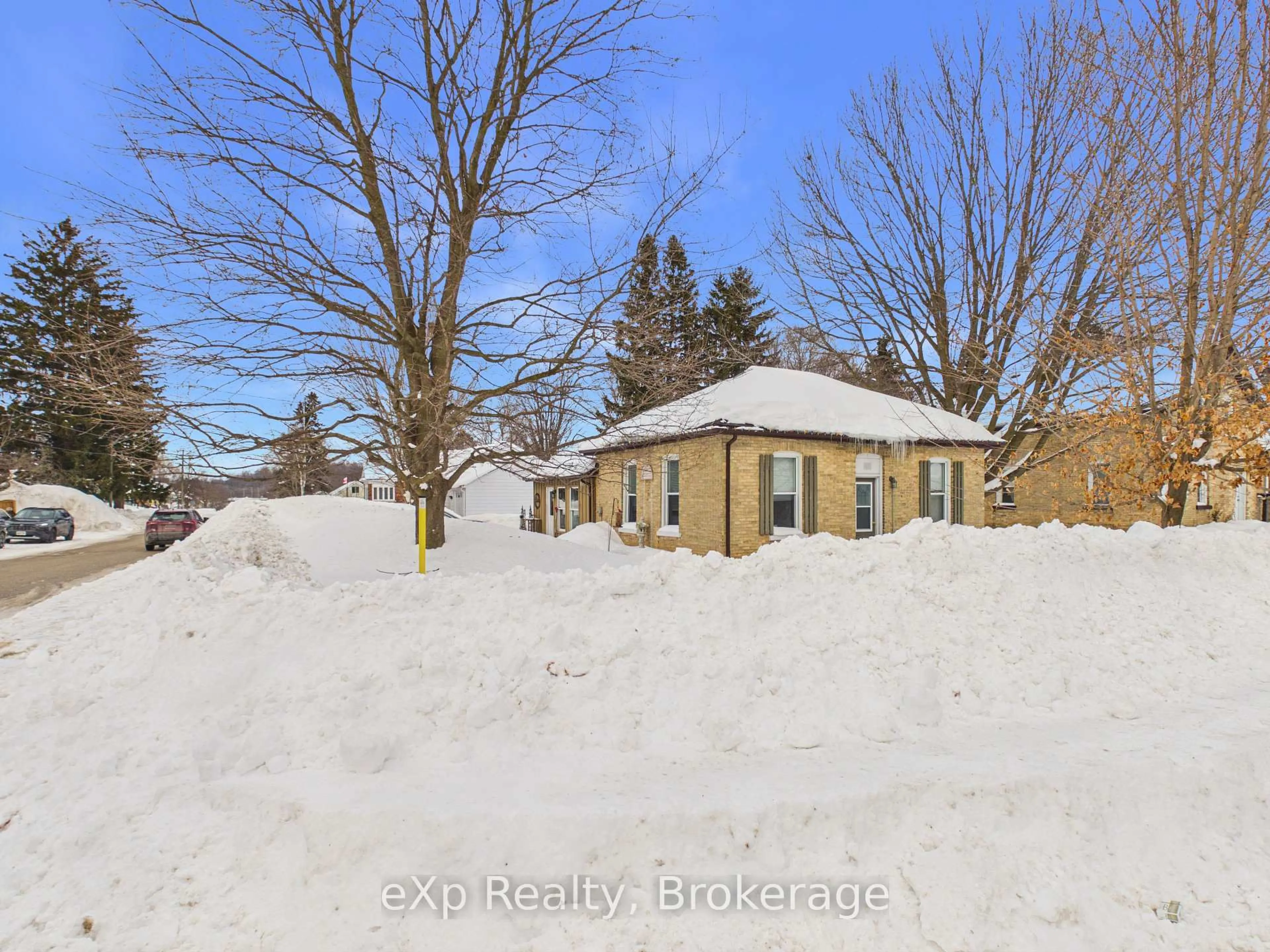 A pic from outside/outdoor area/front of a property/back of a property/a pic from drone, street for 110 Amelia St. St, Brockton Ontario N0G 2V0