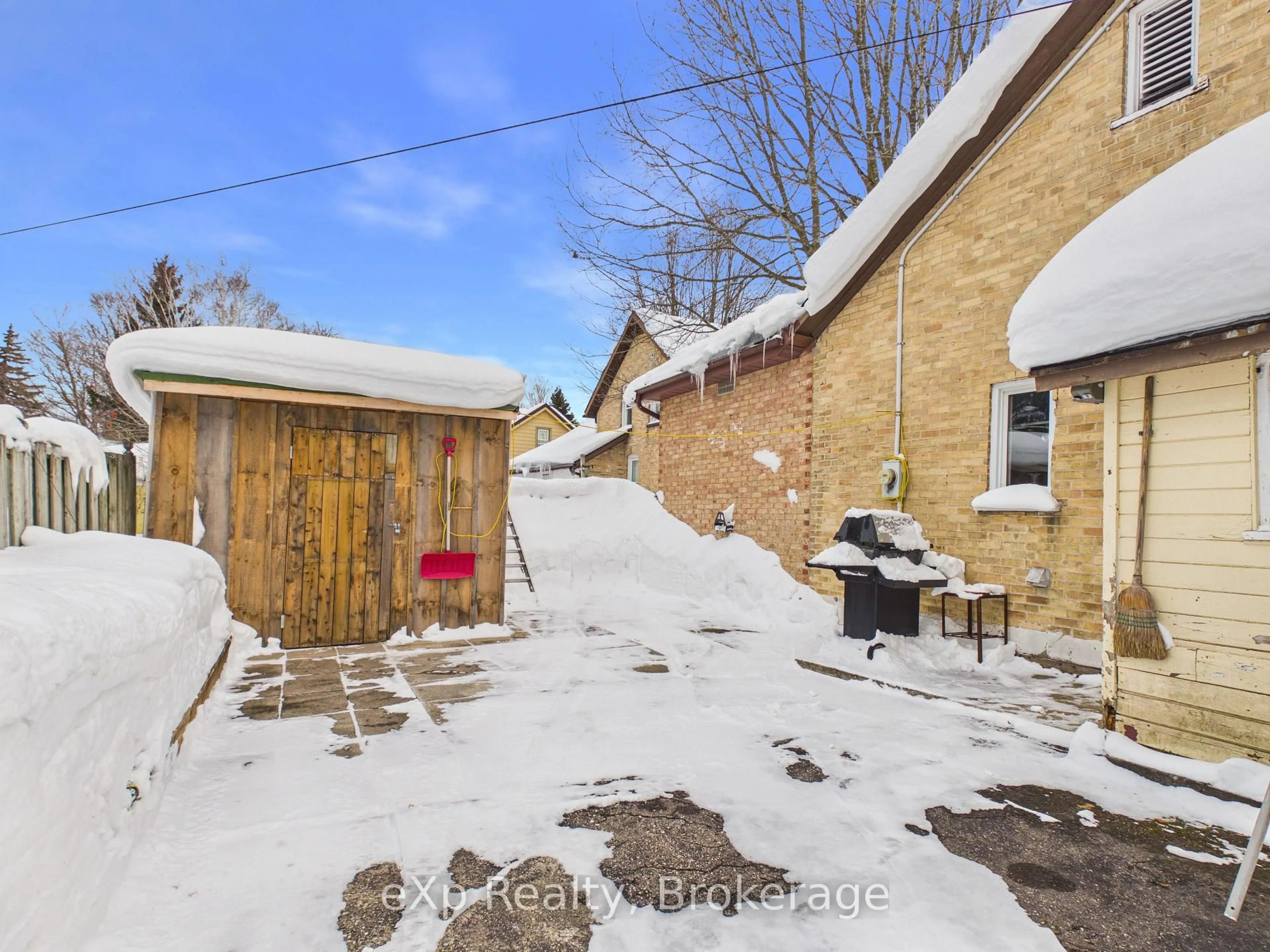 A pic from outside/outdoor area/front of a property/back of a property/a pic from drone, street for 110 Amelia St. St, Brockton Ontario N0G 2V0