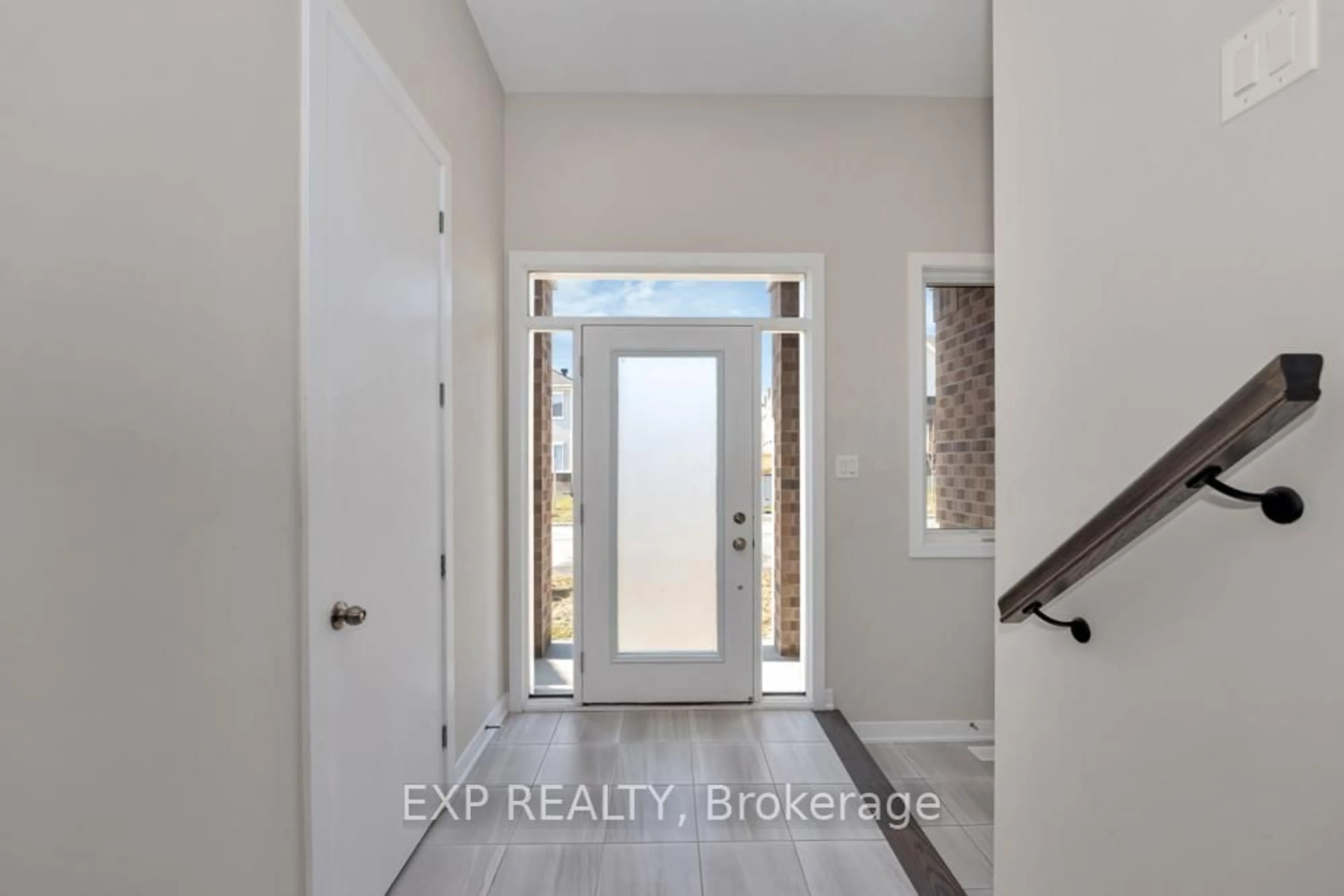 Indoor entryway for 279 Falsetto St, Ottawa Ontario K1W 0S4