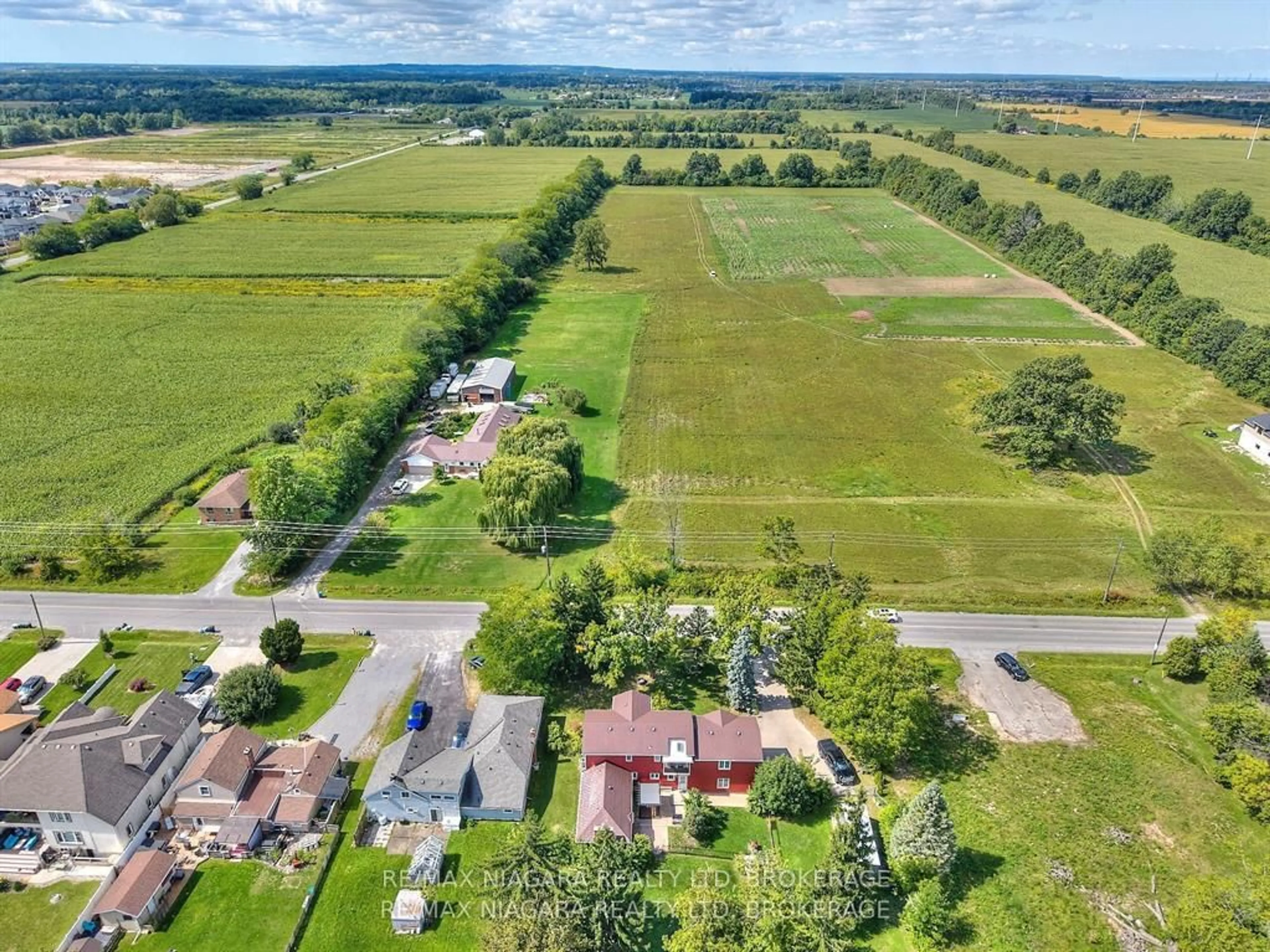 A pic from outside/outdoor area/front of a property/back of a property/a pic from drone, unknown for 7060 Garner Rd, Niagara Falls Ontario L2E 6S4