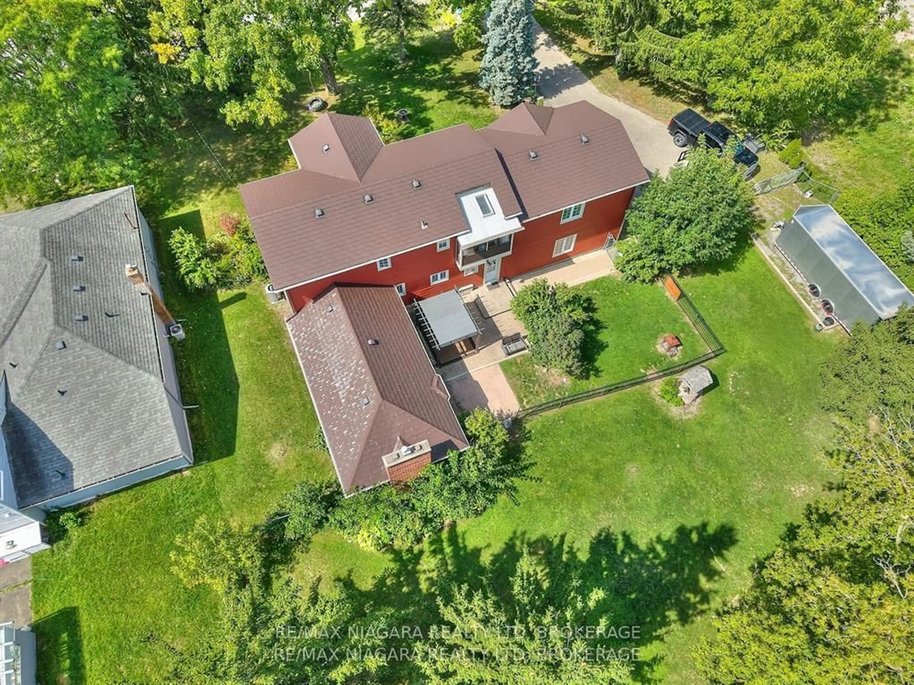 A pic from outside/outdoor area/front of a property/back of a property/a pic from drone, street for 7060 Garner Rd, Niagara Falls Ontario L2E 6S4