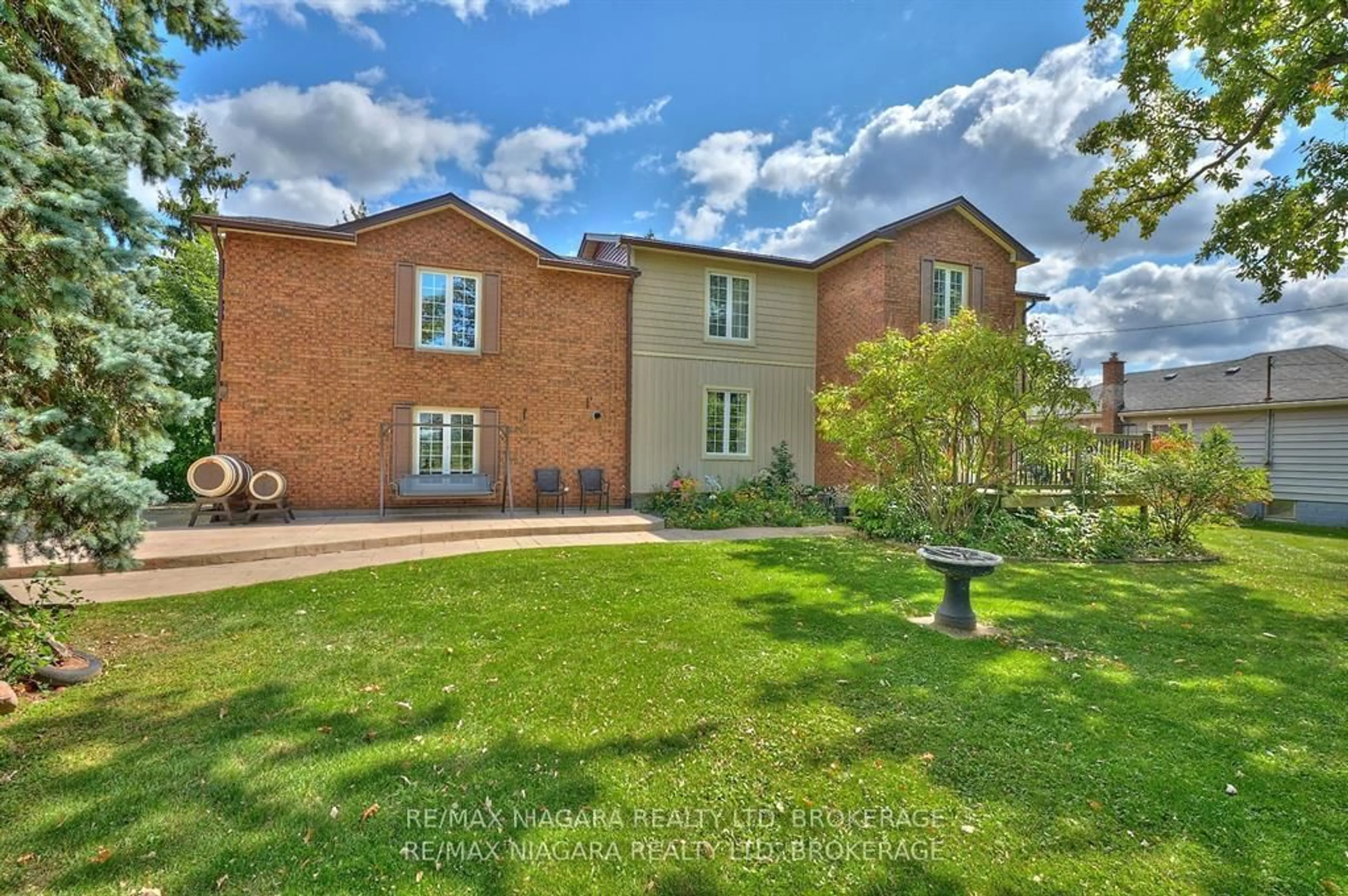 A pic from outside/outdoor area/front of a property/back of a property/a pic from drone, unknown for 7060 Garner Rd, Niagara Falls Ontario L2E 6S4