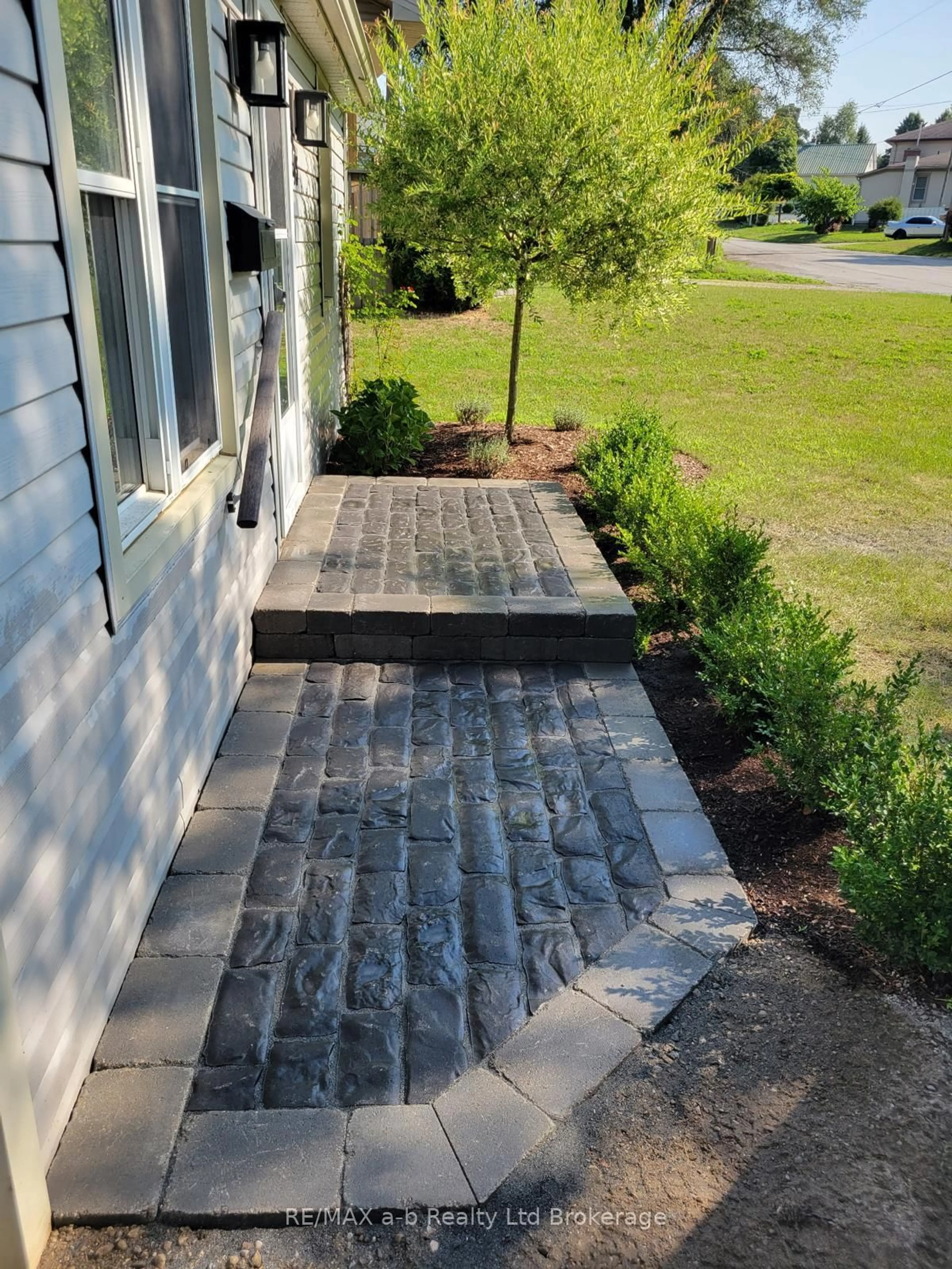 Patio, street for 45 3rd Conc Rd NTR Rd, Norfolk Ontario N4G 2T3