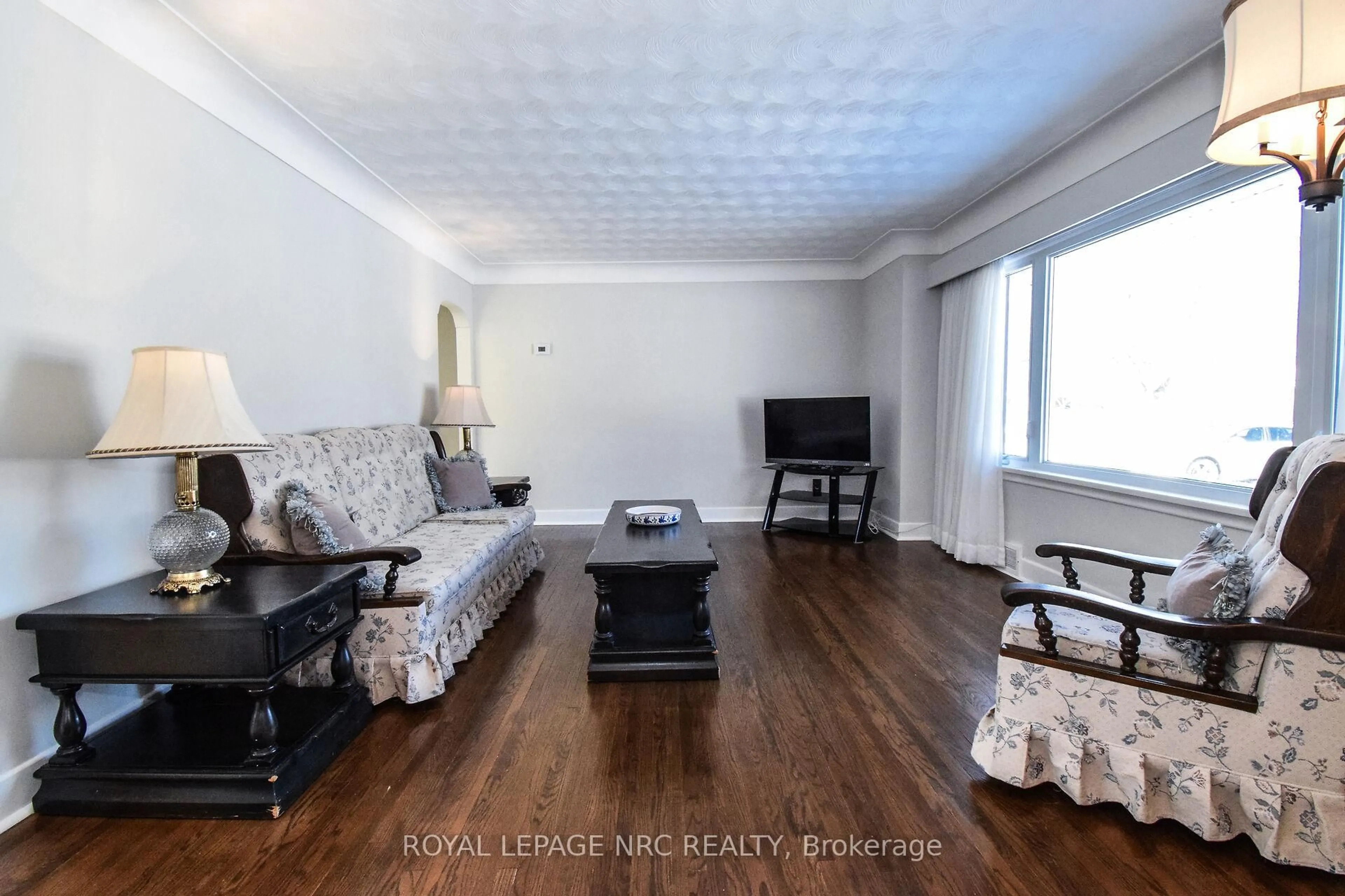 Living room with furniture, wood/laminate floor for 8 Roseland Ave, St. Catharines Ontario L2M 5Z2