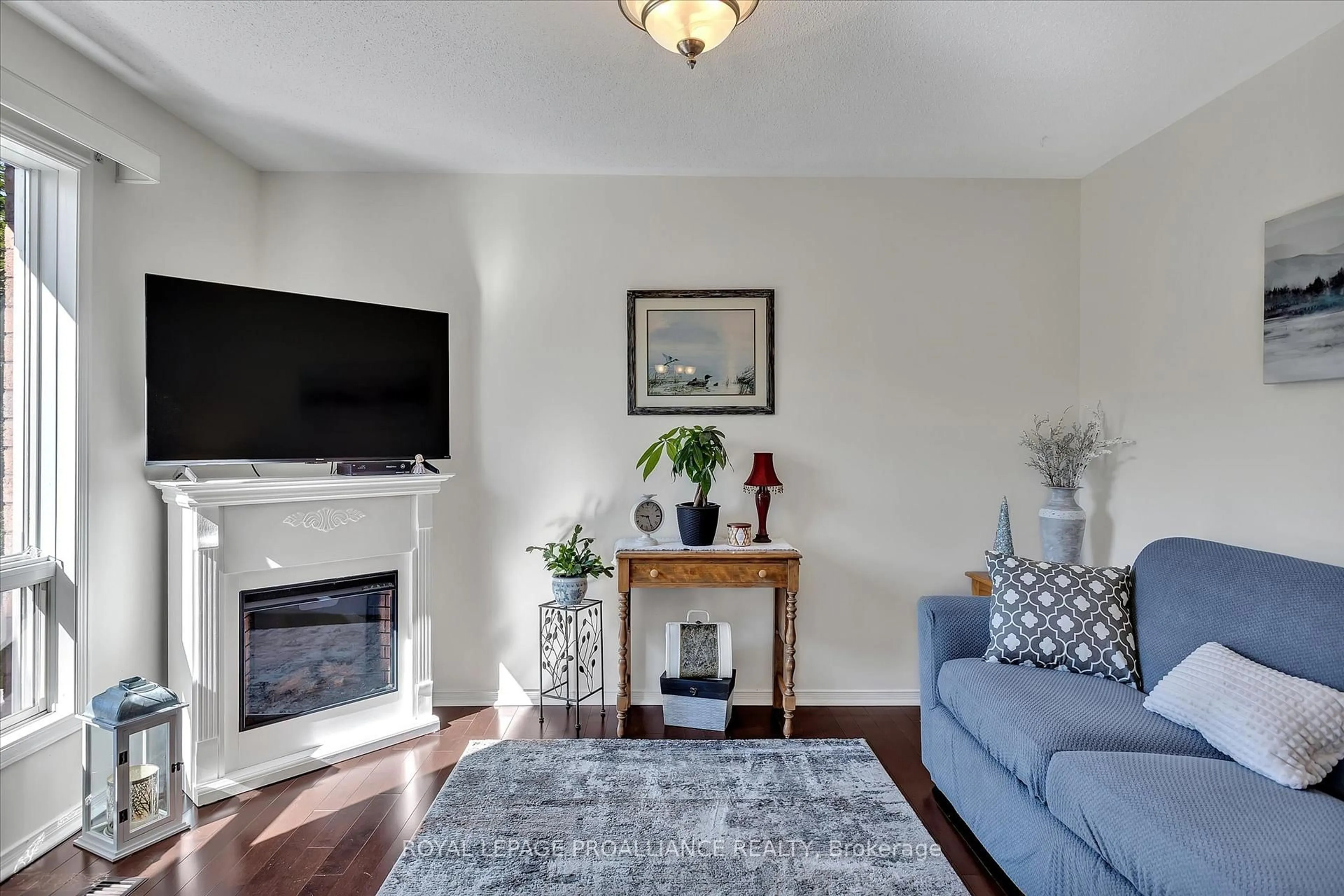 Living room with furniture, unknown for 1269 Eagle Cres, Peterborough Ontario K9K 2K6