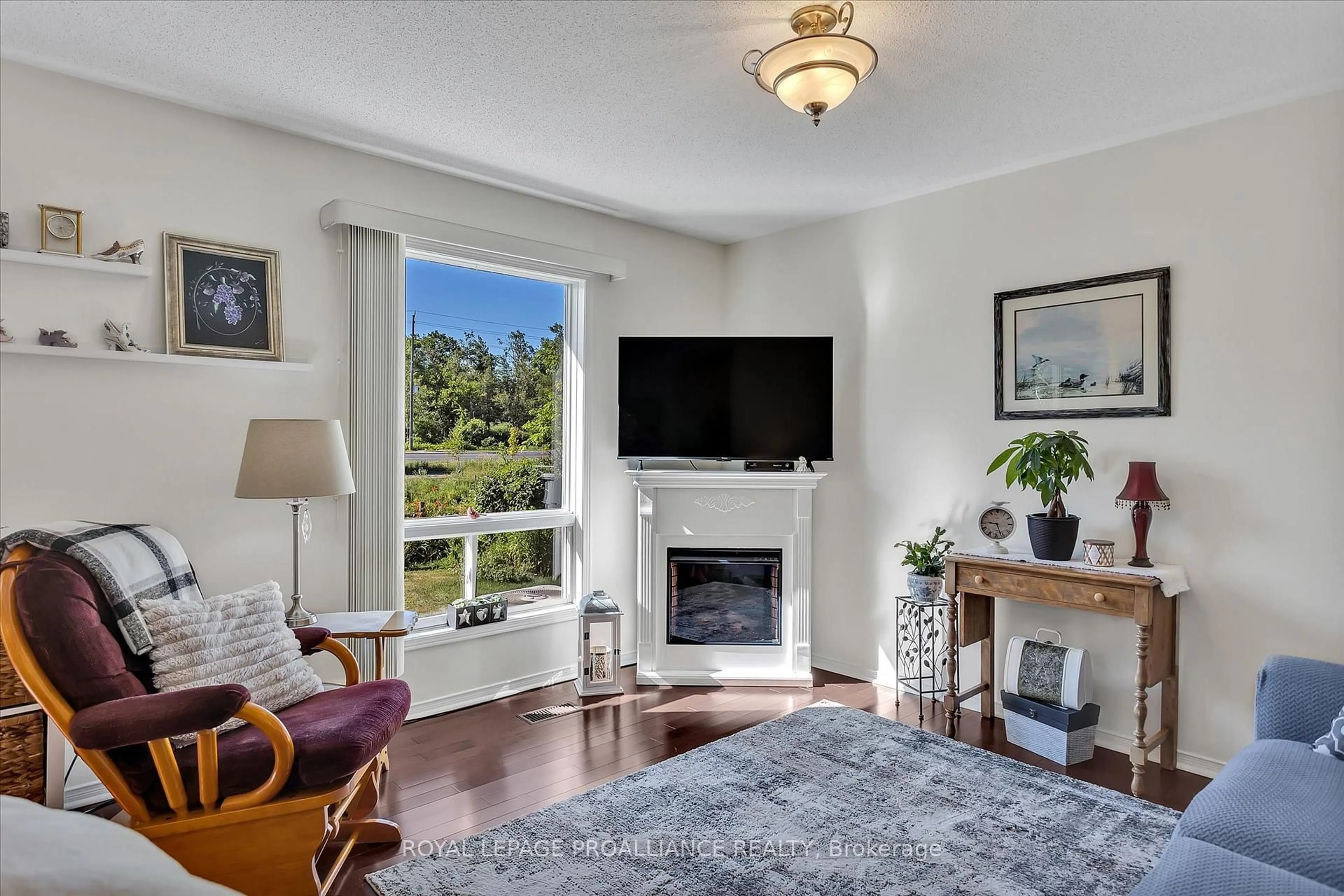 Living room with furniture, unknown for 1269 Eagle Cres, Peterborough Ontario K9K 2K6