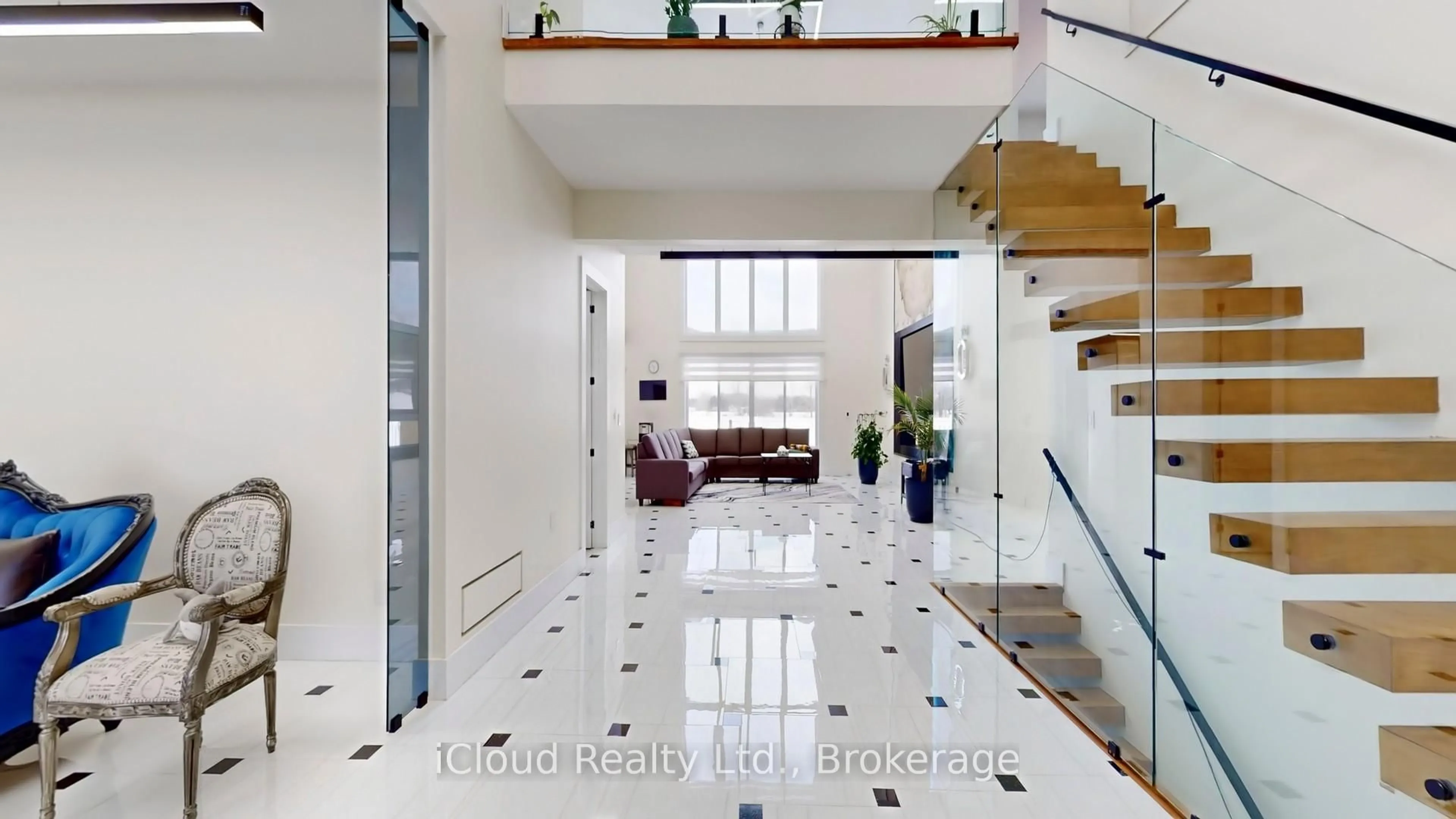 Indoor foyer for 674525 Hurontario St, Mono Ontario L9W 5S1